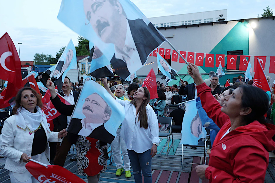 Berlin: Im Engelnest verfolgt man gespannt die Wahlen in der Türkei und feiert schonmal.