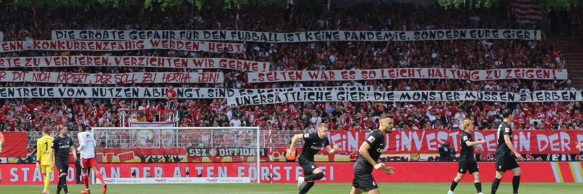Protestplakate der Fans des 1. FC Union gegen einen möglichen Investoreneinstieg bei der DFL.