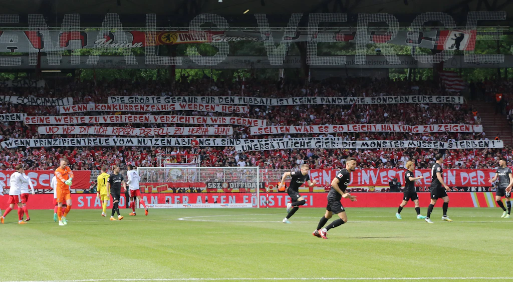 Fans des 1. FC Union auf Konfrontationskurs zu Klub-Boss Dirk Zingler