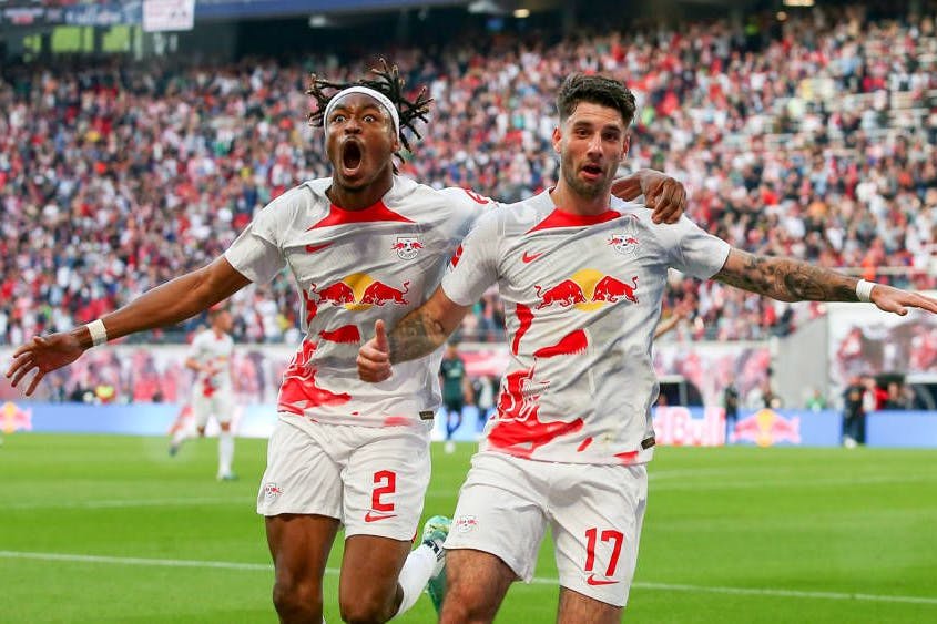 Dominik Szoboszlai (r.) feiert mit Mohamed Simakan seinen Treffer zum 2:1.