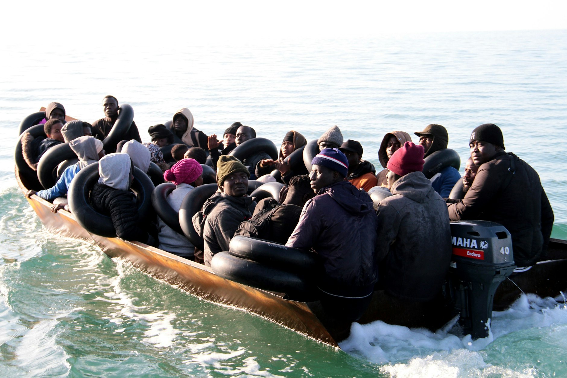 Fluchtversuch übers Mittelmeer nach Italien: Szene aus dem April in der Nähe von Sfax (Tunesien).