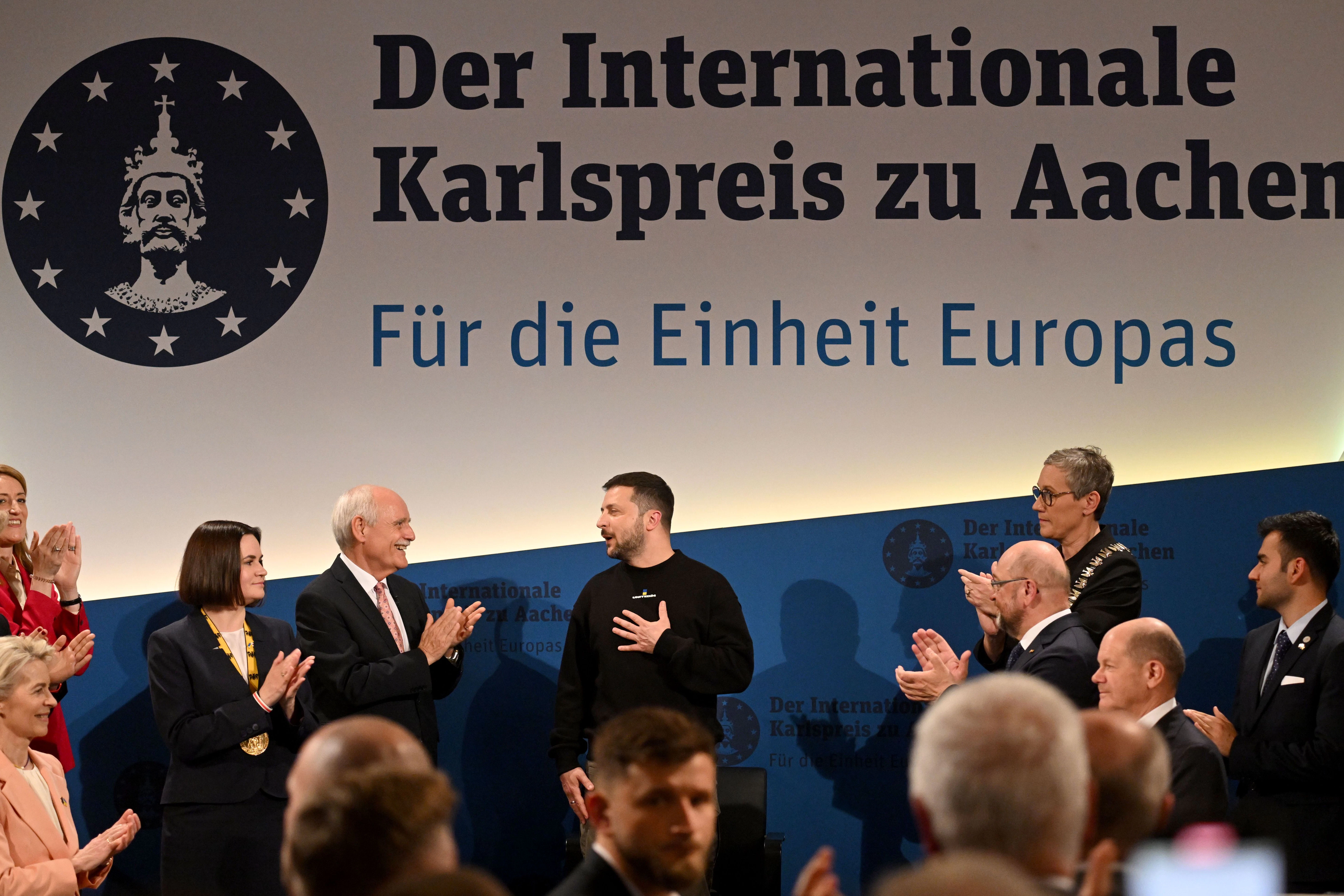 Wolodymyr Selenskyj (M.) bekommt bei der Verleihung des Karlspreises im Krönungssaal des Rathauses viel Applaus. Der ukrainische Präsident ist erstmals nach Beginn des russischen Angriffskriegs in Deutschland.