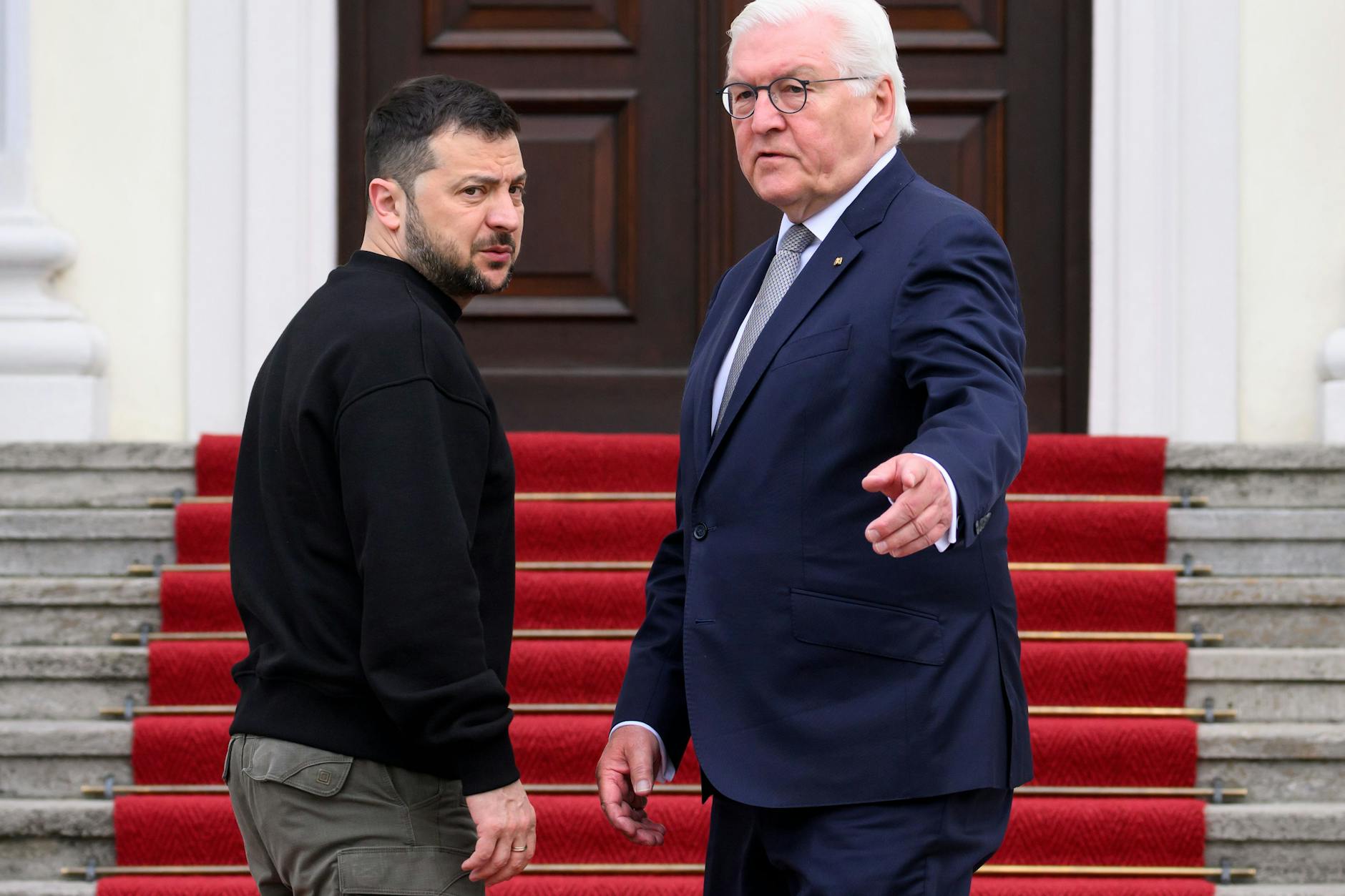 Wolodymyr Selenskyj, Präsident der Ukraine, wird von Bundespräsident Frank-Walter Steinmeier (r) vor dem Schloss Bellevue begrüßt.