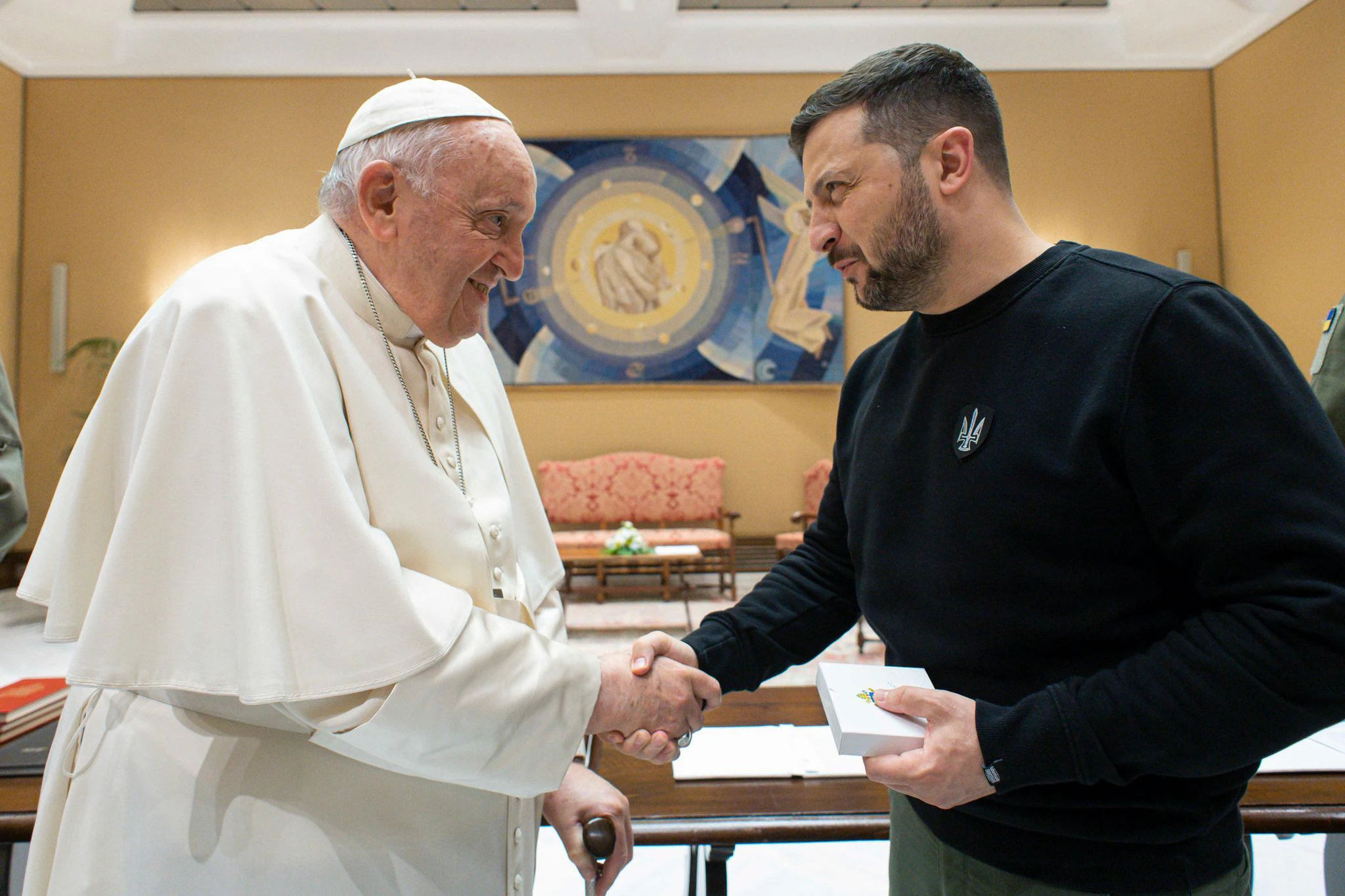 HANDOUT - Selenskyj trifft im Vatikan Papst Franziskus.  
