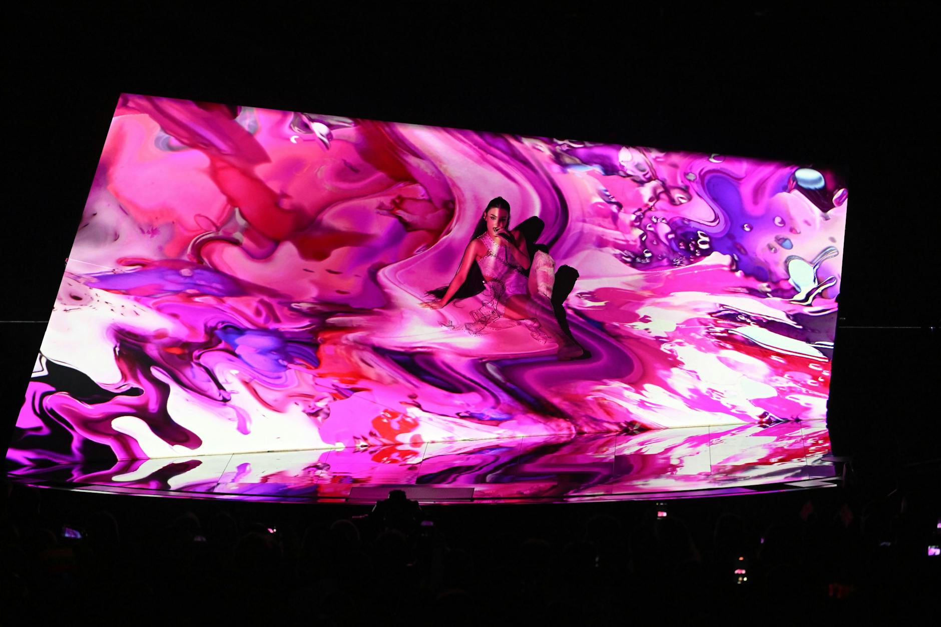 Hatte was von Dua Lipa: Brunette sang Future Lover für Armenien, und dafür gab es Platz 14.