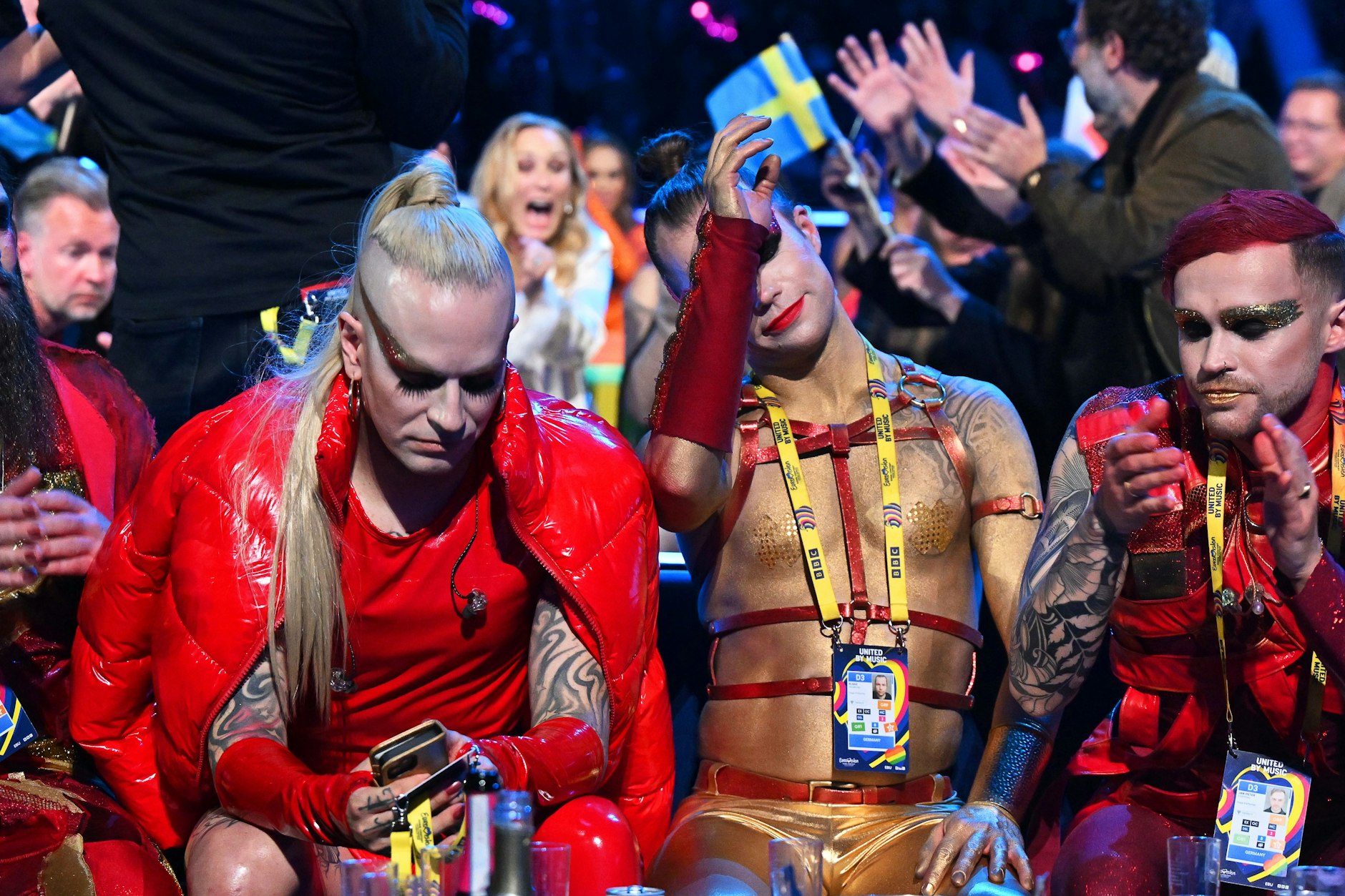 Gesenkte Gesichter. Lord of the Lost aus Deutschland reagieren entgeistert auf die Abstimmungsergebnisse beim Finale des 67. Eurovision Song Contest (ESC) in Liverpool.