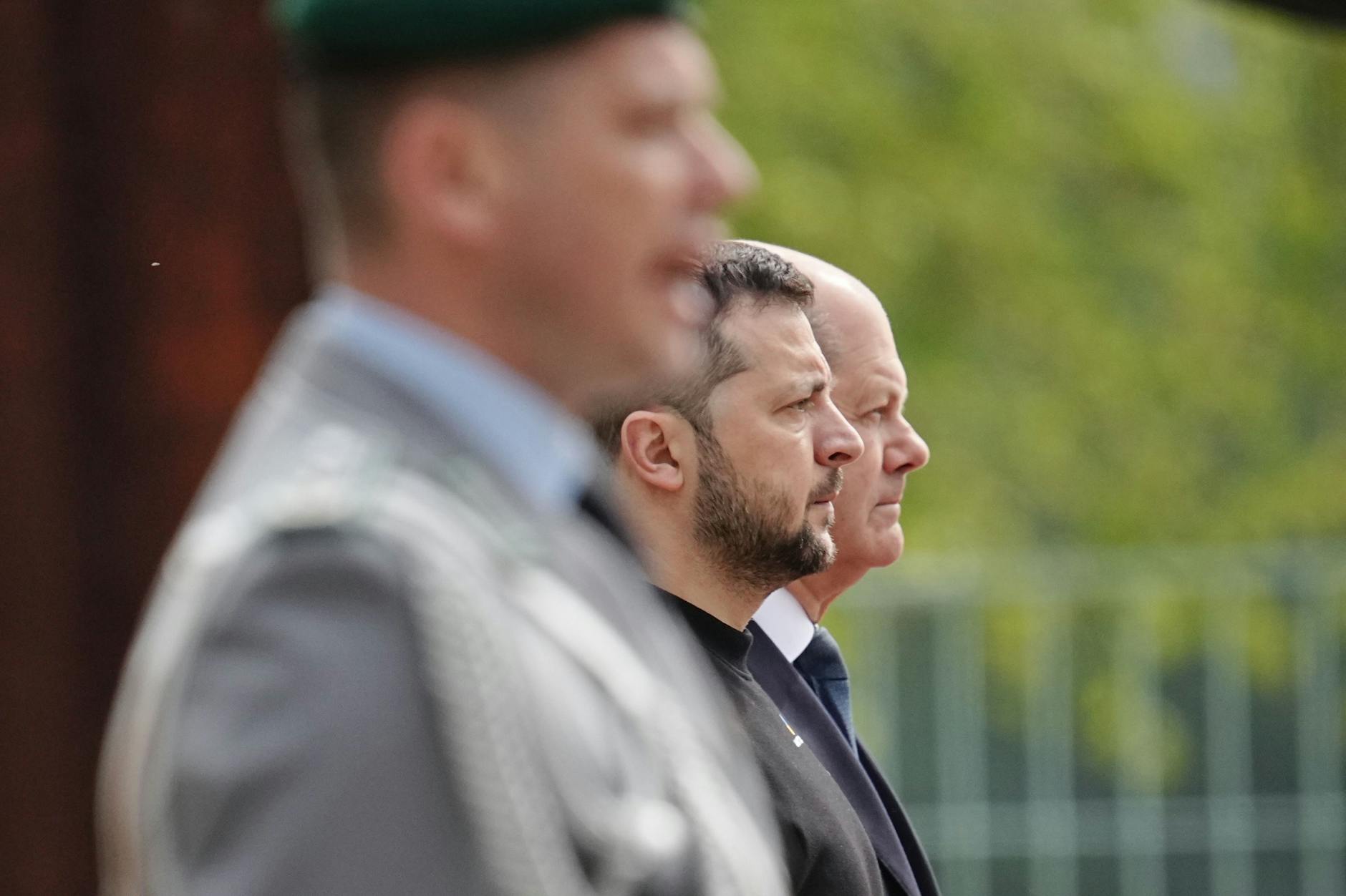 Wolodymyr Selenskyj, Präsident der Ukraine, wird von Bundeskanzler Olaf Scholz mit militärischen Ehren begrüßt.