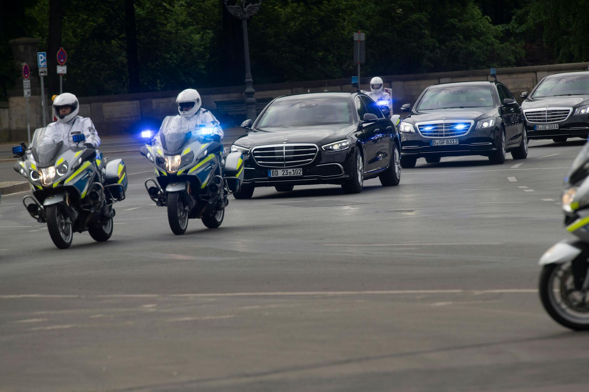Ein Konvoi, begleitet von der Kradstreife der Polizei, fährt am Großen Stern vorbei in Richtung Schloss Bellevue.