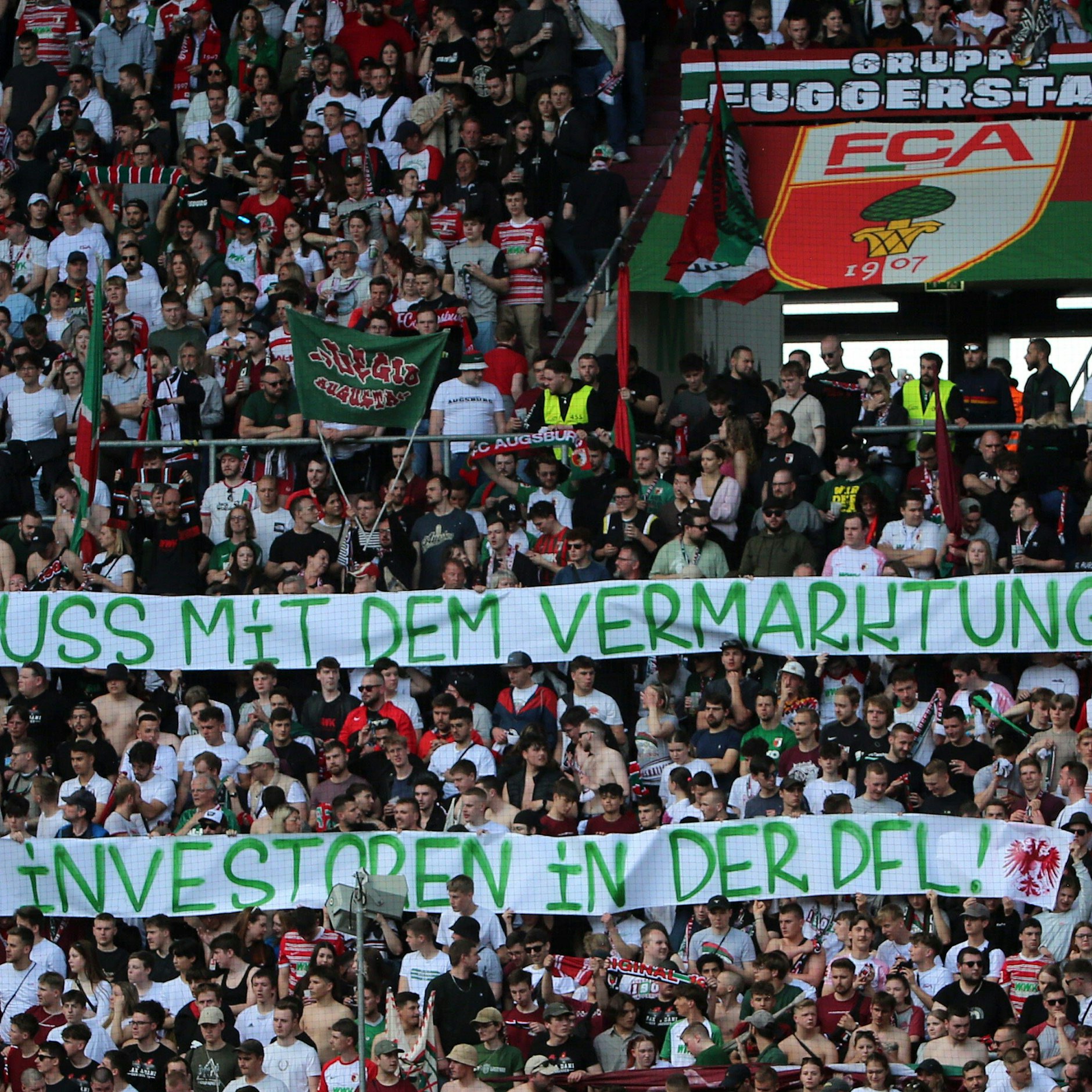 Augsburger Fans protestieren gegen einen Investoreneinstieg bei der DFL.