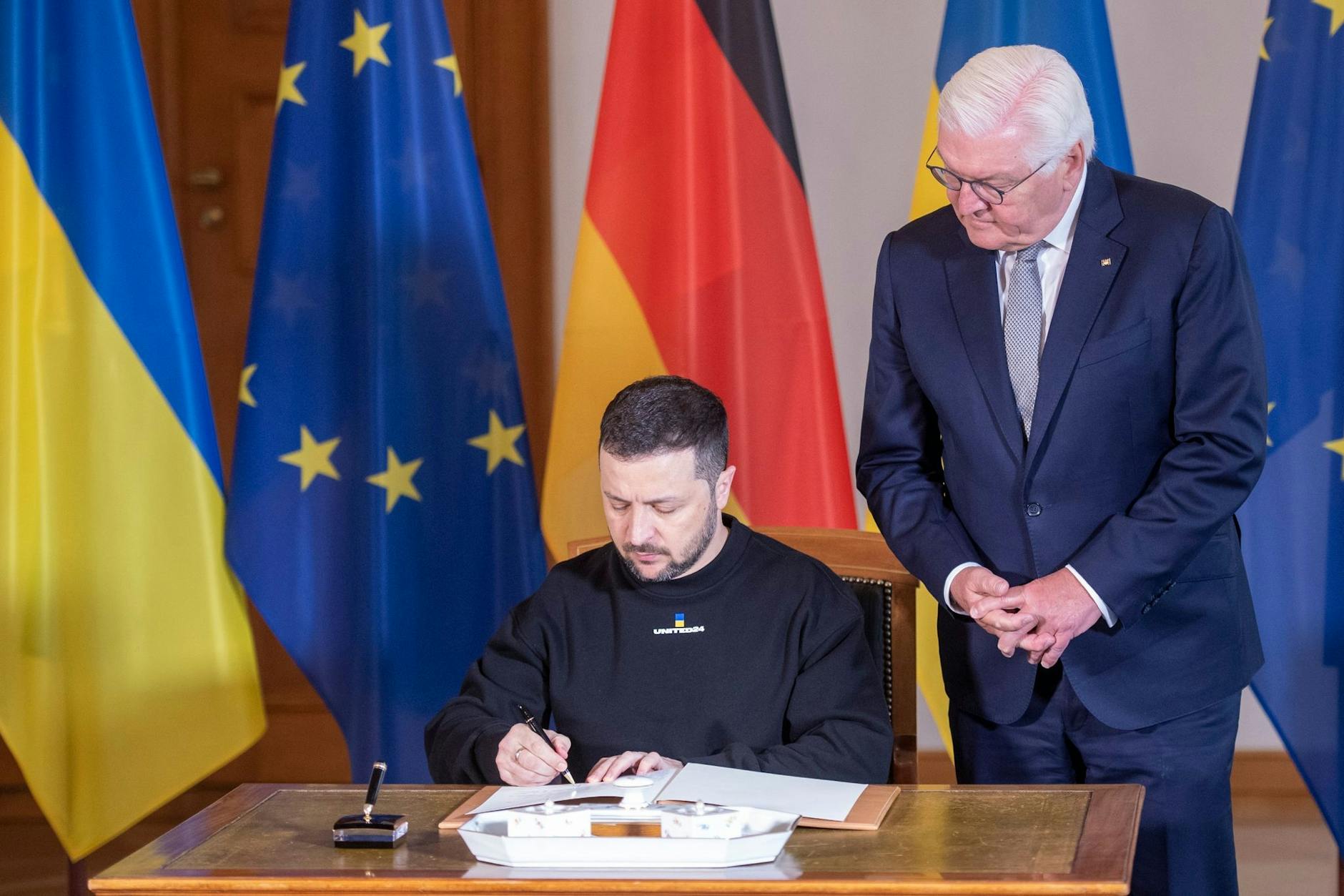 Wolodymyr Selenskyj trägt sich vor seinem Gespräch mit Bundespräsident Frank-Walter Steinmeier in das Gästebuch im Schloss Bellevue ein.