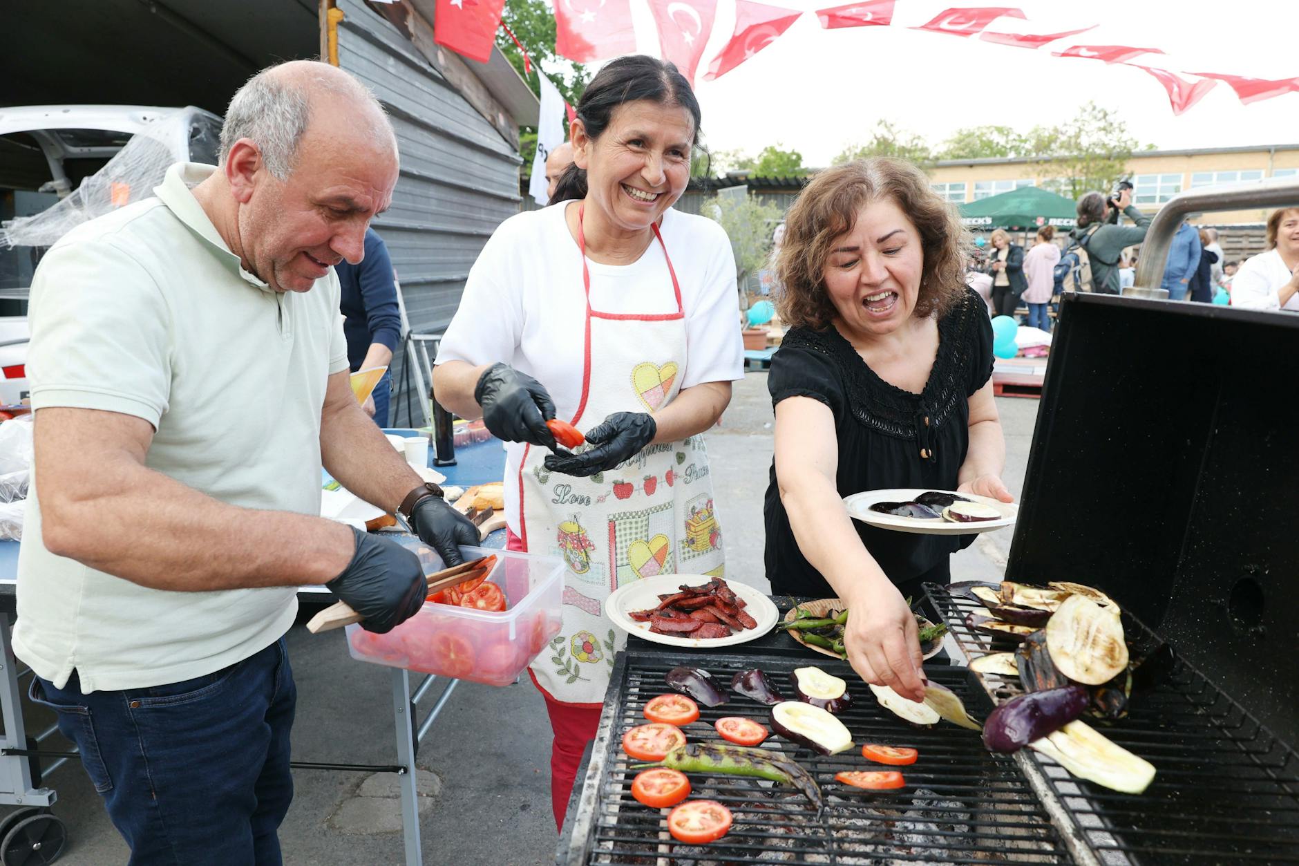 Im Engelnest verfolgt man gespannt die Wahlen in der Türkei. Für Leckeres vom Grill sorgen Zeki Kirazli, seine Frau Nezaket und Elmas Sanli.