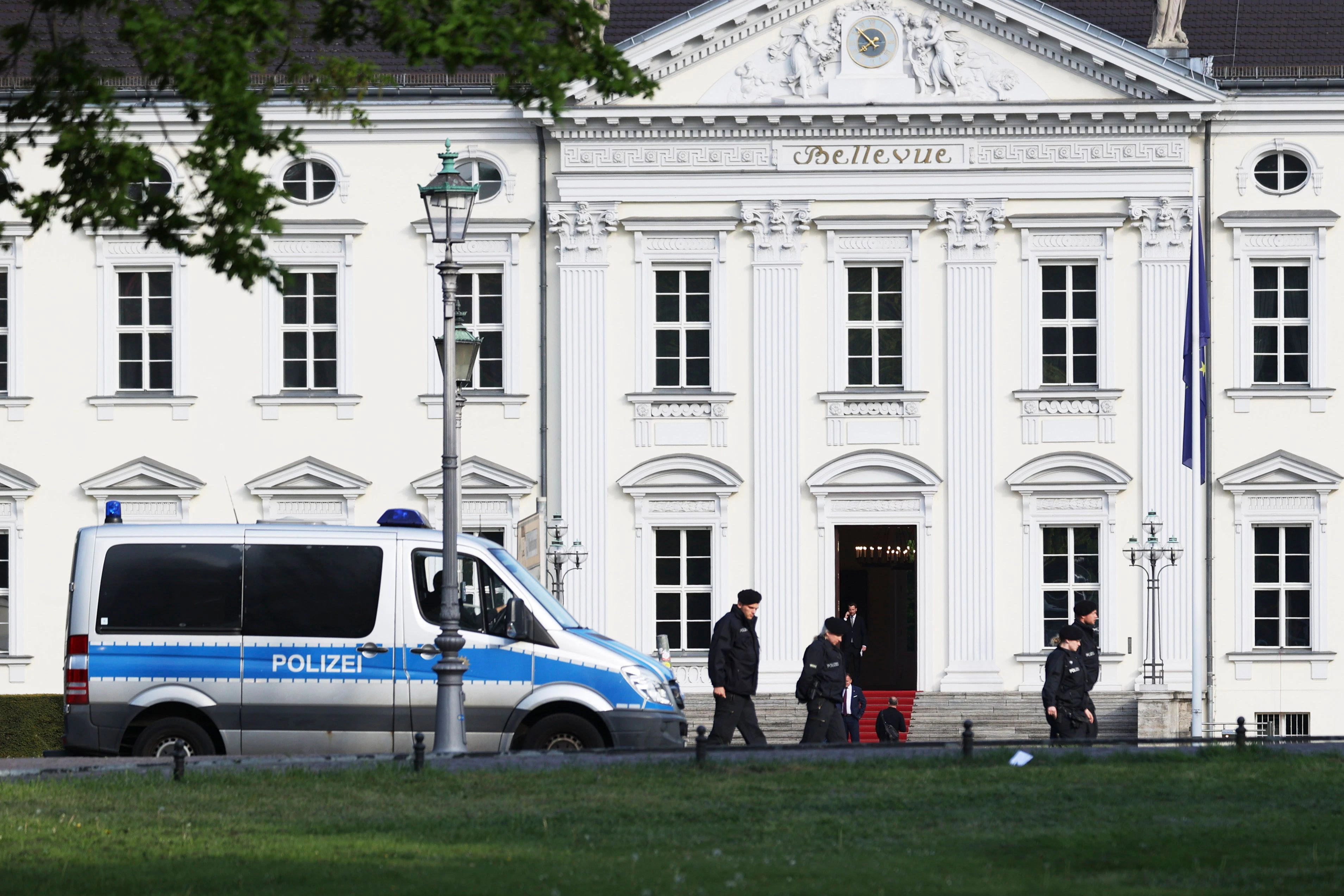 Am Schloss Bellevue ist wegen des Besuchs des ukrainischen Präsidenten Selenskyj der Rote Teppich ausgerollt.