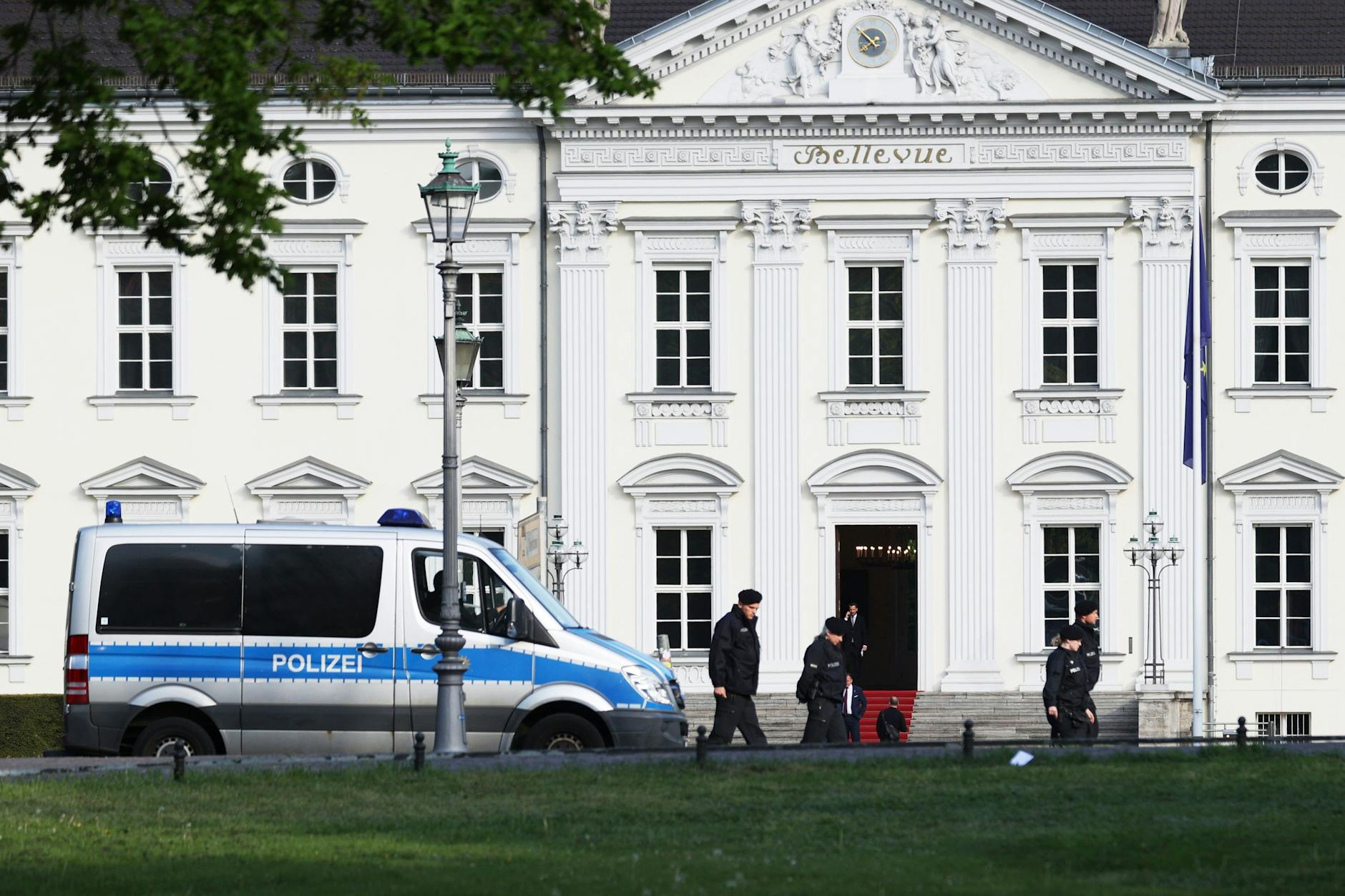 Am Schloss Bellevue ist wegen des Besuchs des ukrainischen Präsidenten Selenskyj der Rote Teppich ausgerollt.