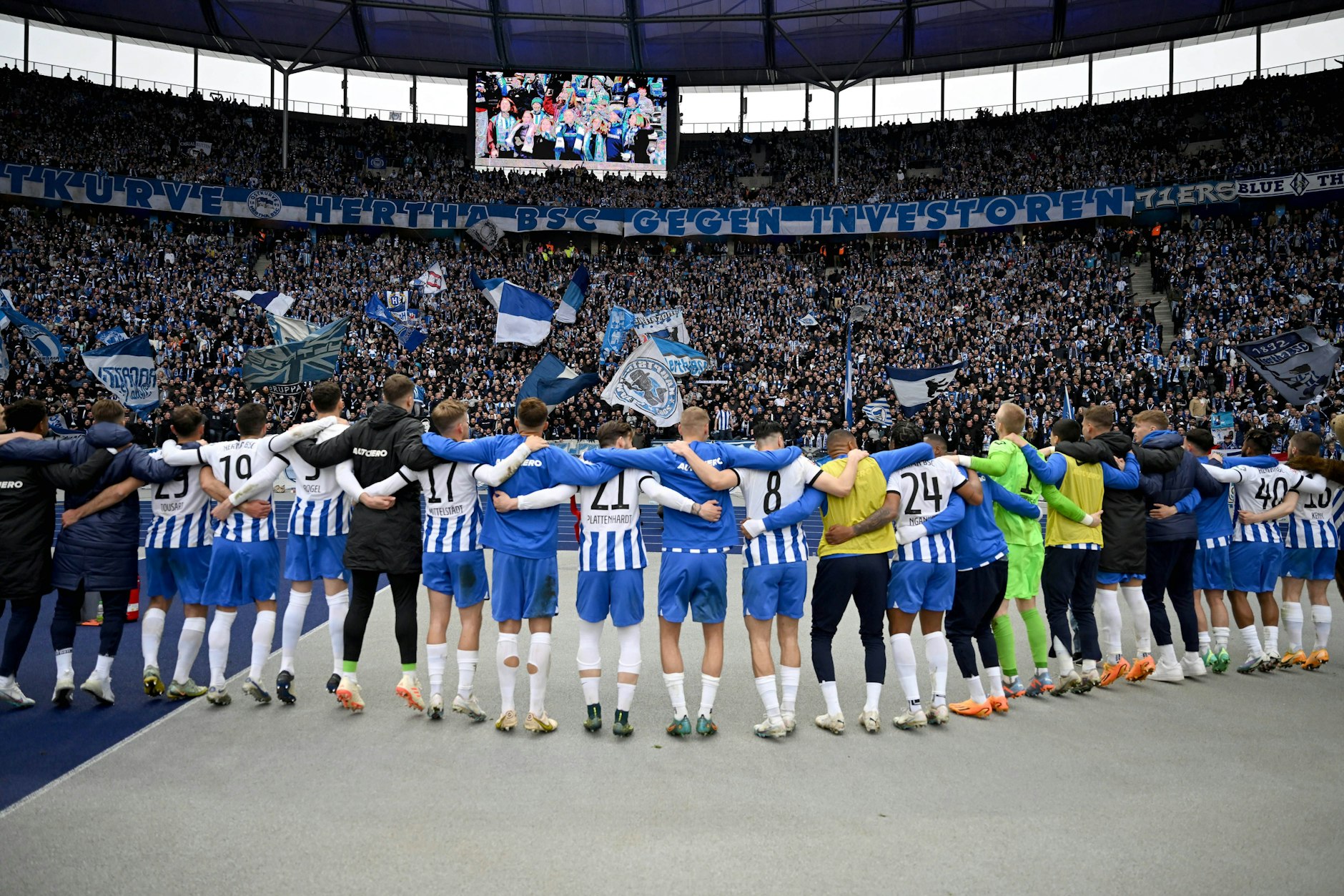 Die Spieler von Hertha BSC können trotz der vielen Niederlagen auf die Unterstützung der Fans im Olympiastadion zählen.