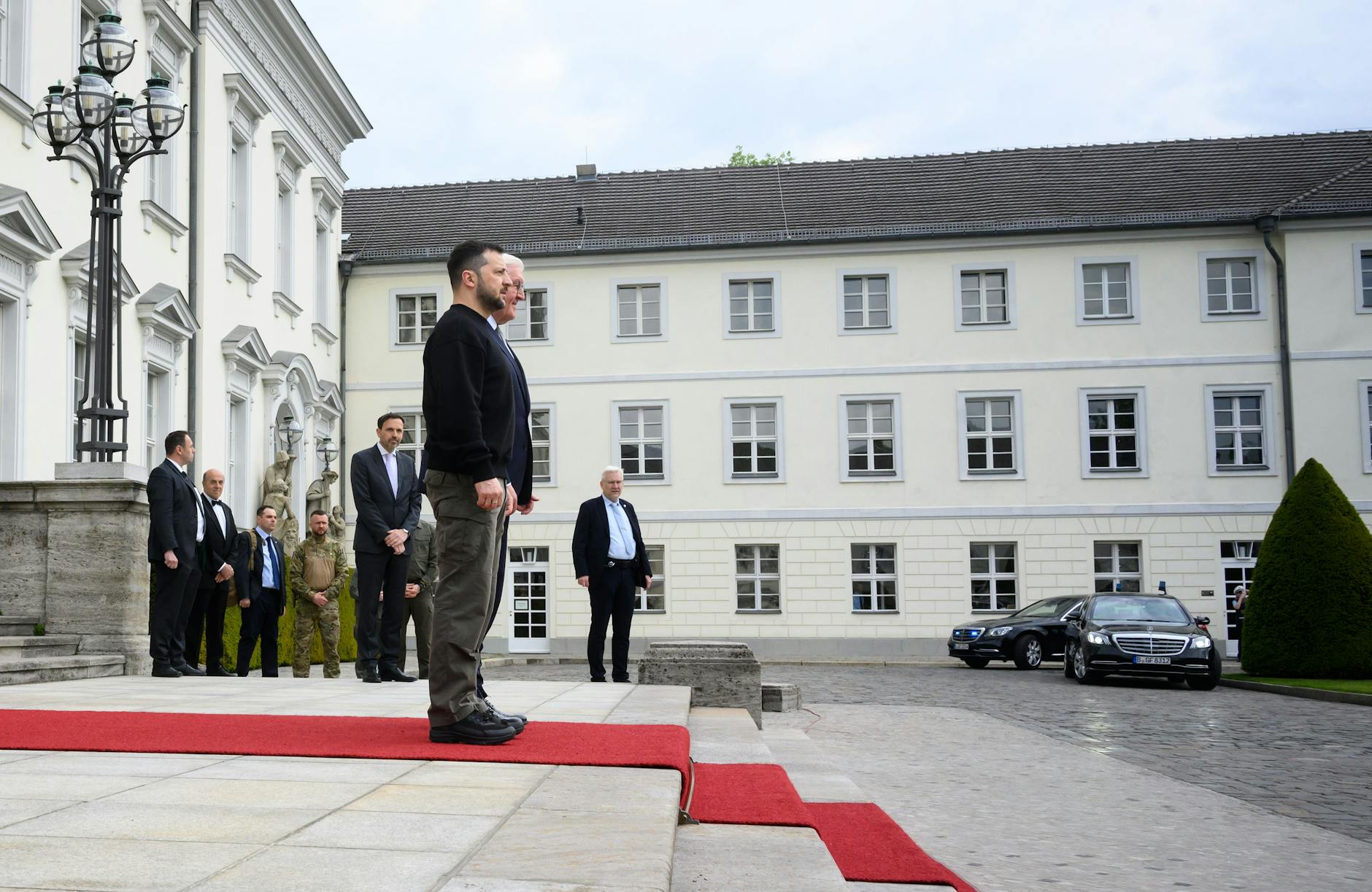 Wolodymyr Selenskyj wird von Bundespräsident Frank-Walter Steinmeier vor dem Schloss Bellevue begrüßt.