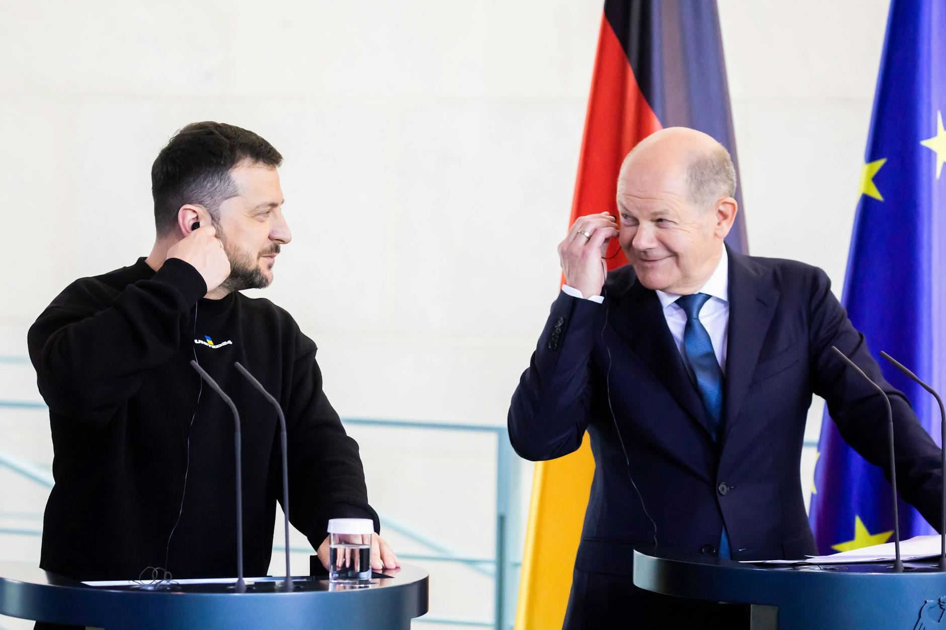 Wolodymyr Selenskyj, Präsident der Ukraine, und Bundeskanzler Olaf Scholz äußern sich bei einer Pressekonferenz nach ihrem Gespräch im Bundeskanzleramt.