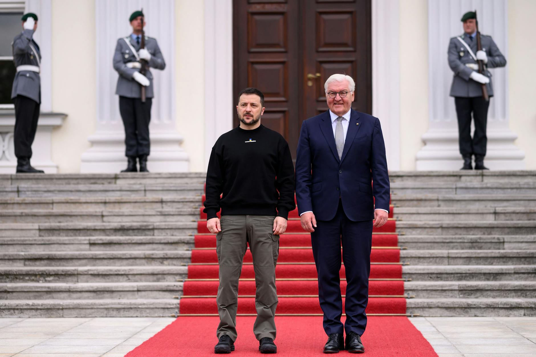 Wolodymyr Selenskyj, Präsident der Ukraine, wird am frühen Morgen von Bundespräsident Frank-Walter Steinmeier (r) vor dem Schloss Bellevue begrüßt.