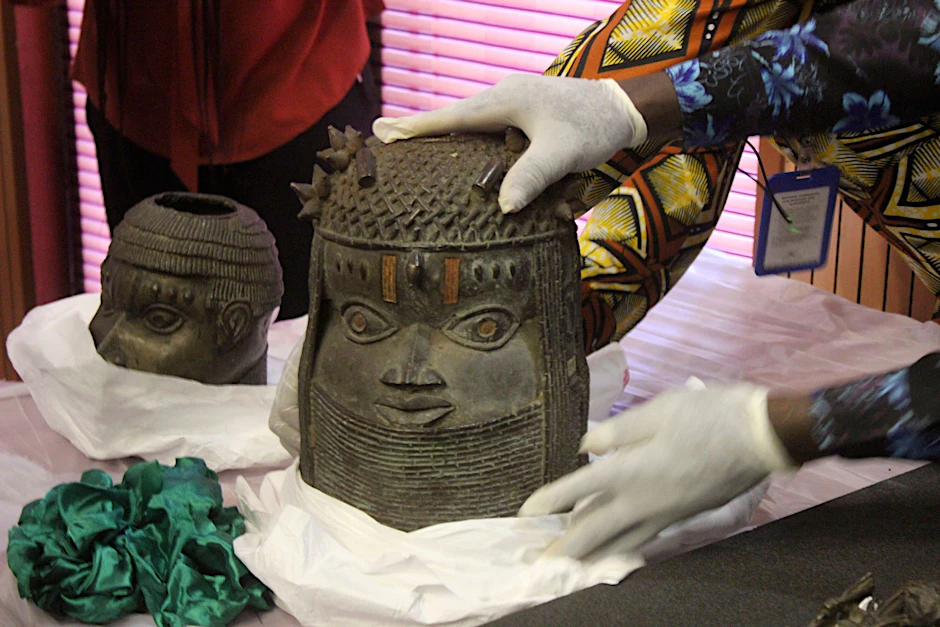 Szene bei der Übergabe der Benin-Bronzen in der nigerianischen Hauptstadt Abuja