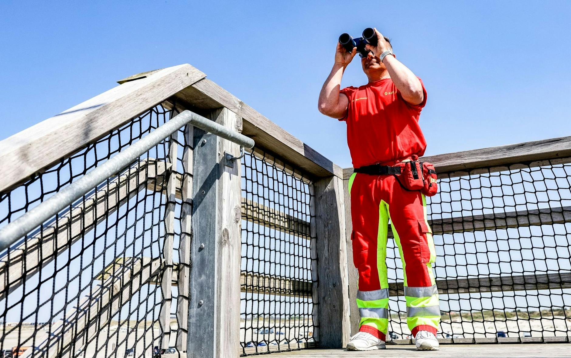 Bei der Arbeit im nordfriesischen St. Peter-Ording: Sven Guse ist Sanitäter sowie Strömungs- und Wasserretter.