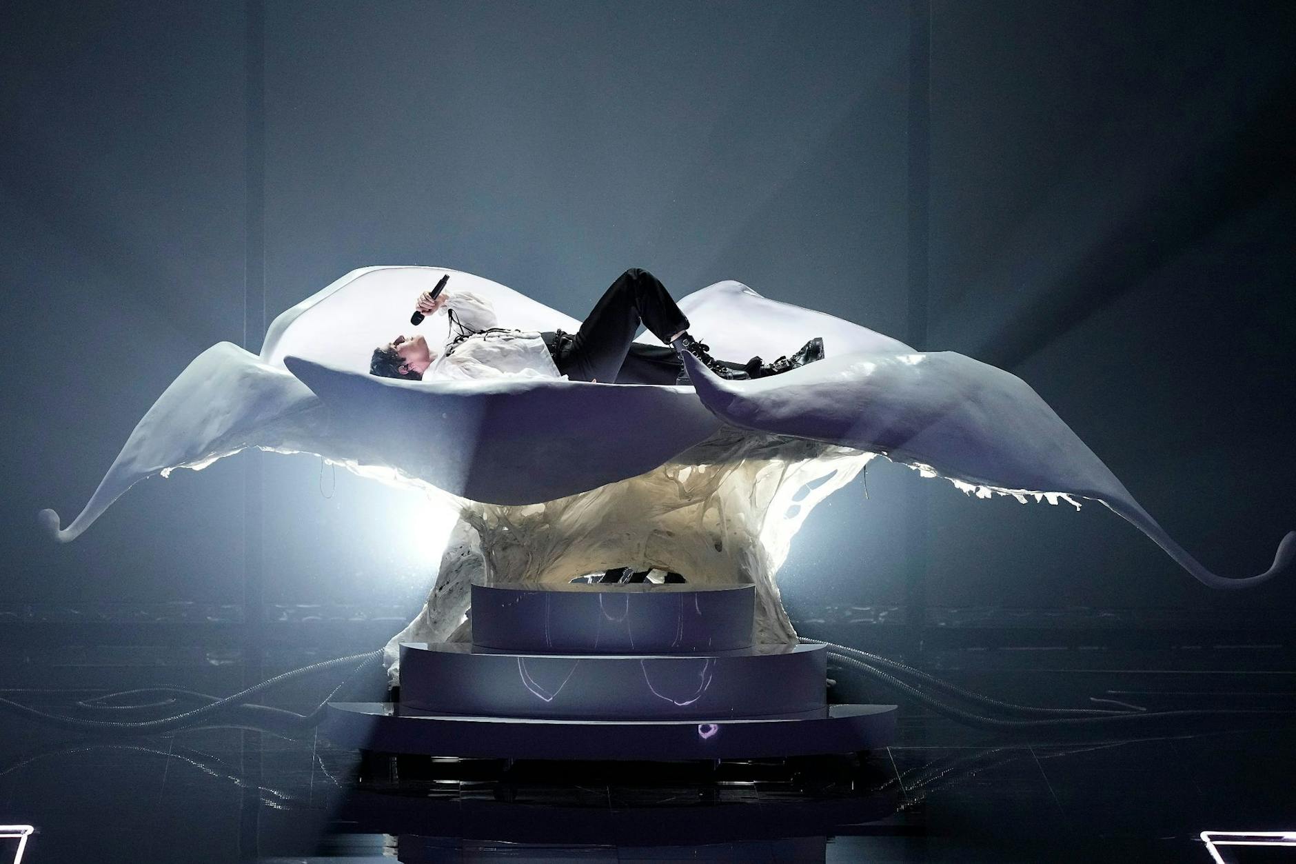 Dramatisch: Der serbische Sänger Luke Black performte den Song „Samo mi se spava“, was aber nur für Platz 24 reichte.