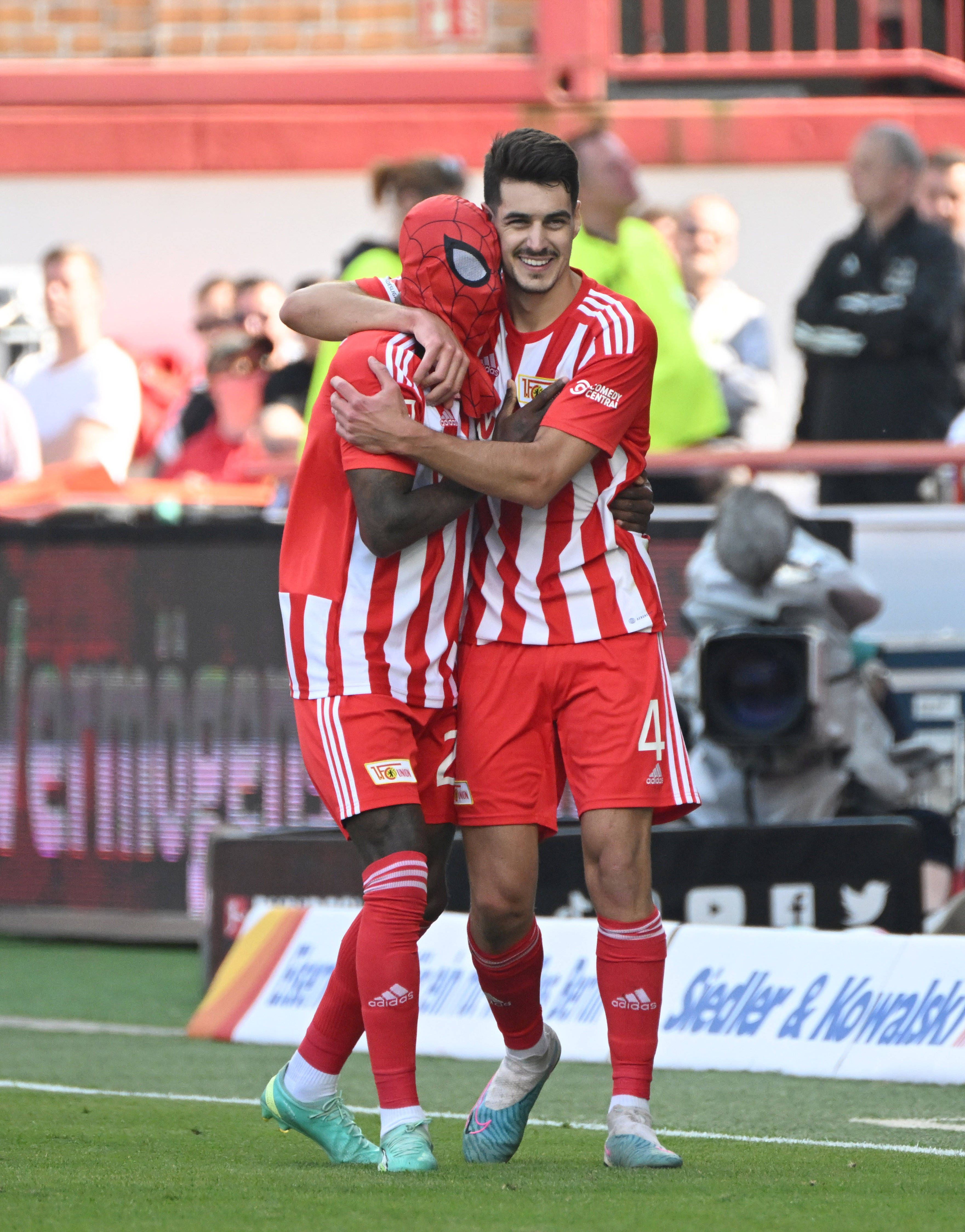 Mit einer 15-Euro-Maske euphorisiert Sheraldo Becker den 1. FC Union