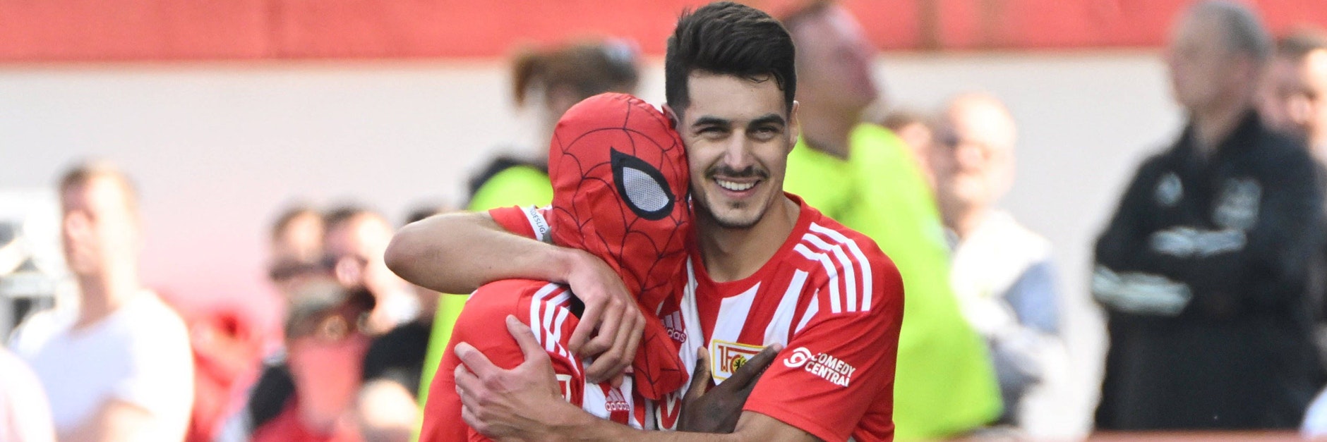 Diogo Leite feiert seinen Lieblingssuperhelden Sheraldo „Spiderman“ Becker nach dessen 2:0 für den 1. FC Union.
