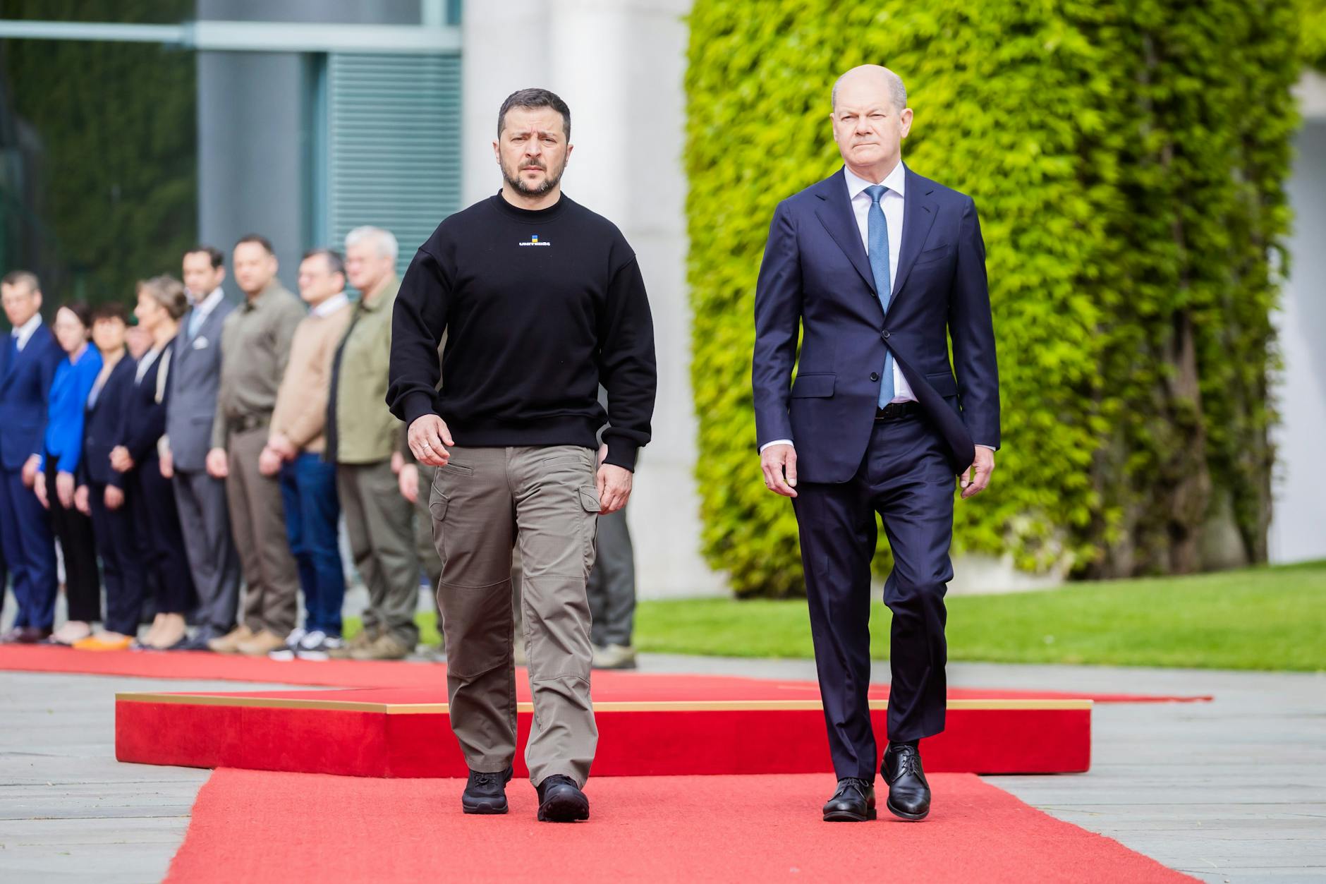 Wolodymyr Selenskyj (l.), Präsident der Ukraine, wird von Bundeskanzler Olaf Scholz (SPD) vor dem Bundeskanzleramt mit militärischen Ehren begrüßt.