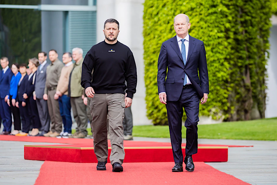 Wolodymyr Selenskyj (l.), Präsident der Ukraine, wird von Bundeskanzler Olaf Scholz (SPD) vor dem Bundeskanzleramt mit militärischen Ehren begrüßt.