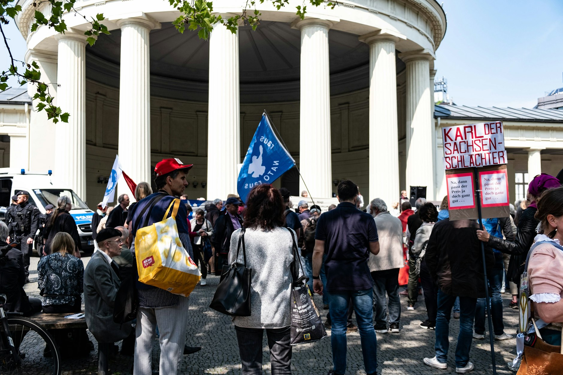 Pazifisten demonstrieren gegen die Karlspreisverleihung an den Präsidenten der Ukraine Wolodymyr Selenskyj in Aachen.
