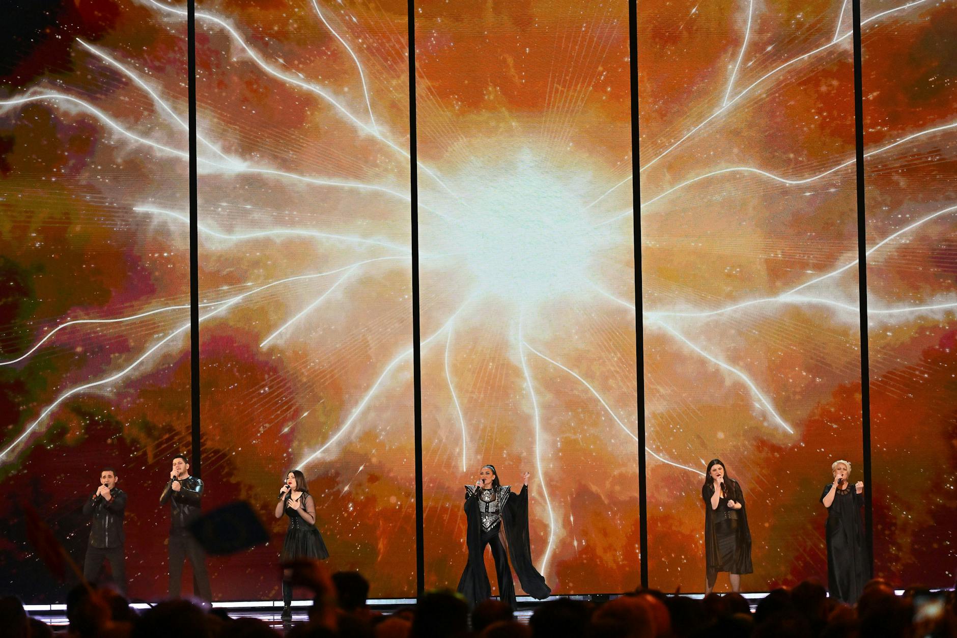 Brachte für Albanien gleich ihre Familie mit auf die Bühne: Albina und ihre Familja Kelmendi bei der Performance „Duje“, die für Platz 22 reichte.