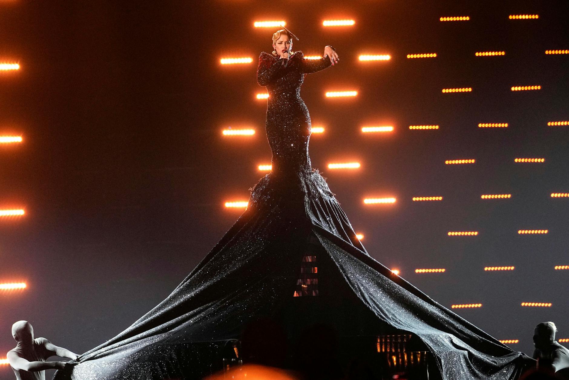 Plusterte sich zum Eiffelturm auf: Die kanadische Sängerin La Zarra sang für Frankreich „Évidemment“, Platz 16.