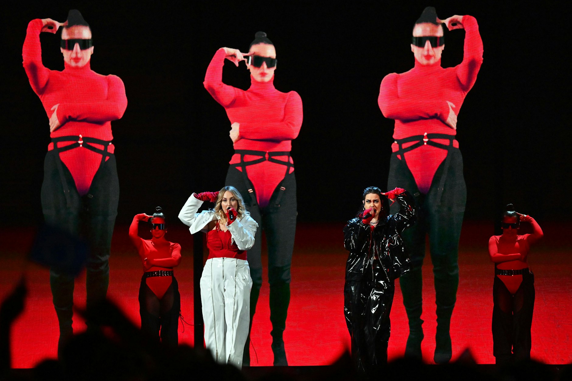 Der erste Song des Abends in Liverpool beim ESC 2023 war „Who the Hell Is Edgar?“ des österreichischen Musik-Duos Teya & Salena. Schließlich reicht es für das solide Mittelfeld, Platz 15.