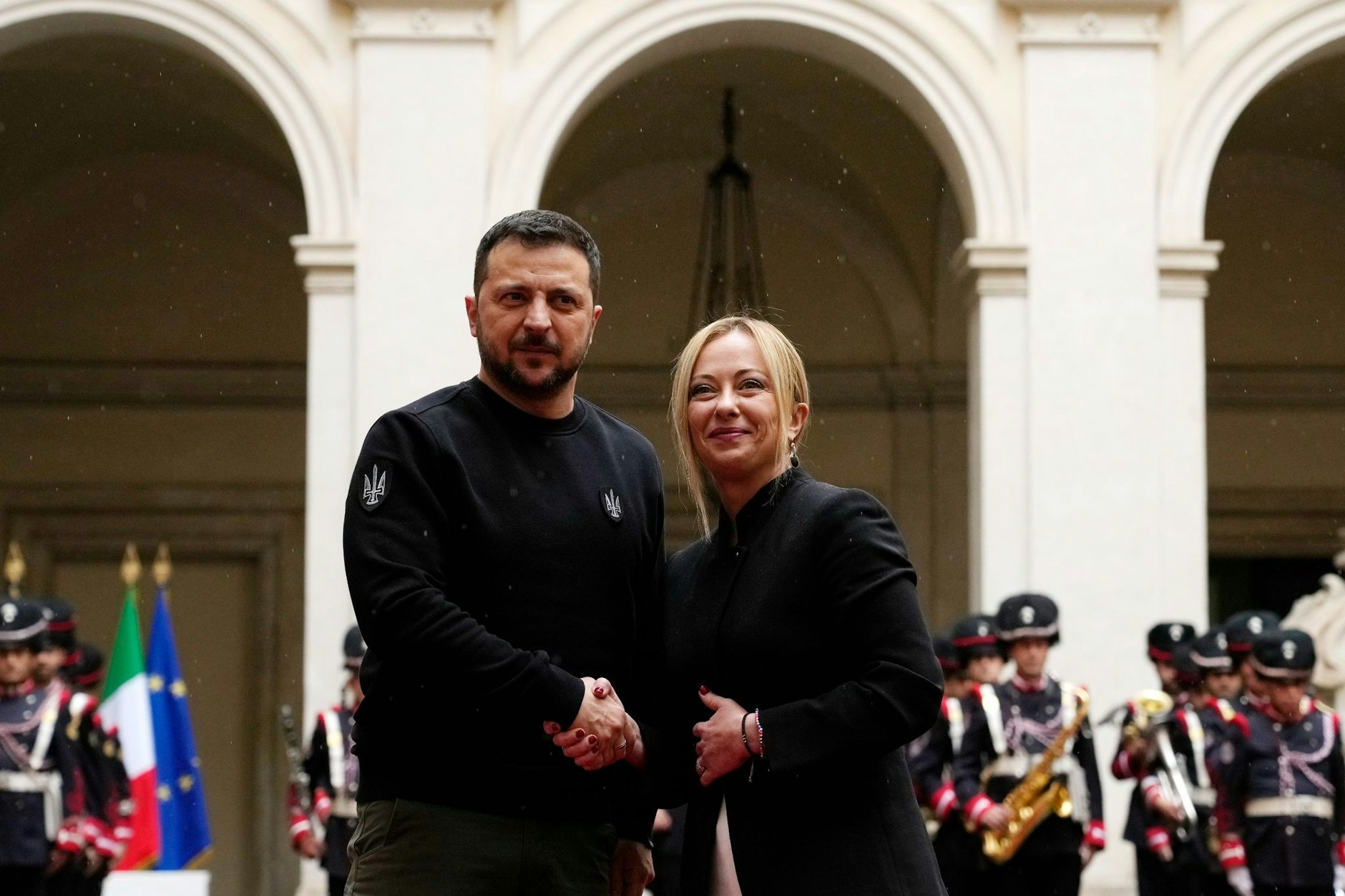 dpatopbilder - Giorgia Meloni (r.), Ministerpräsidentin von Italien, und Wolodymyr Selenskyj schütteln sich vor ihrem Treffen im Chigi-Palast die Hand.  