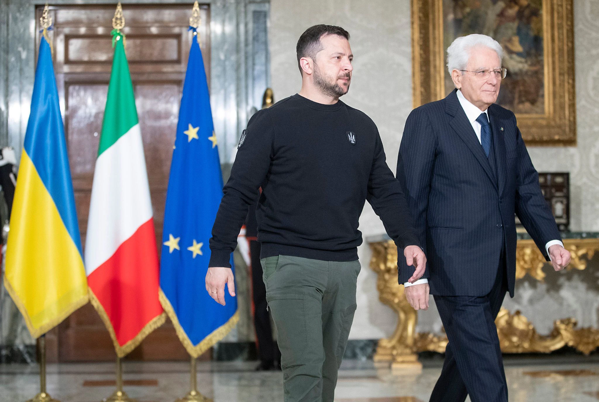 HANDOUT - Der italienische Präsident Sergio Mattarella (r.) mit seinem Gast aus der Ukraine.  cy/dpa