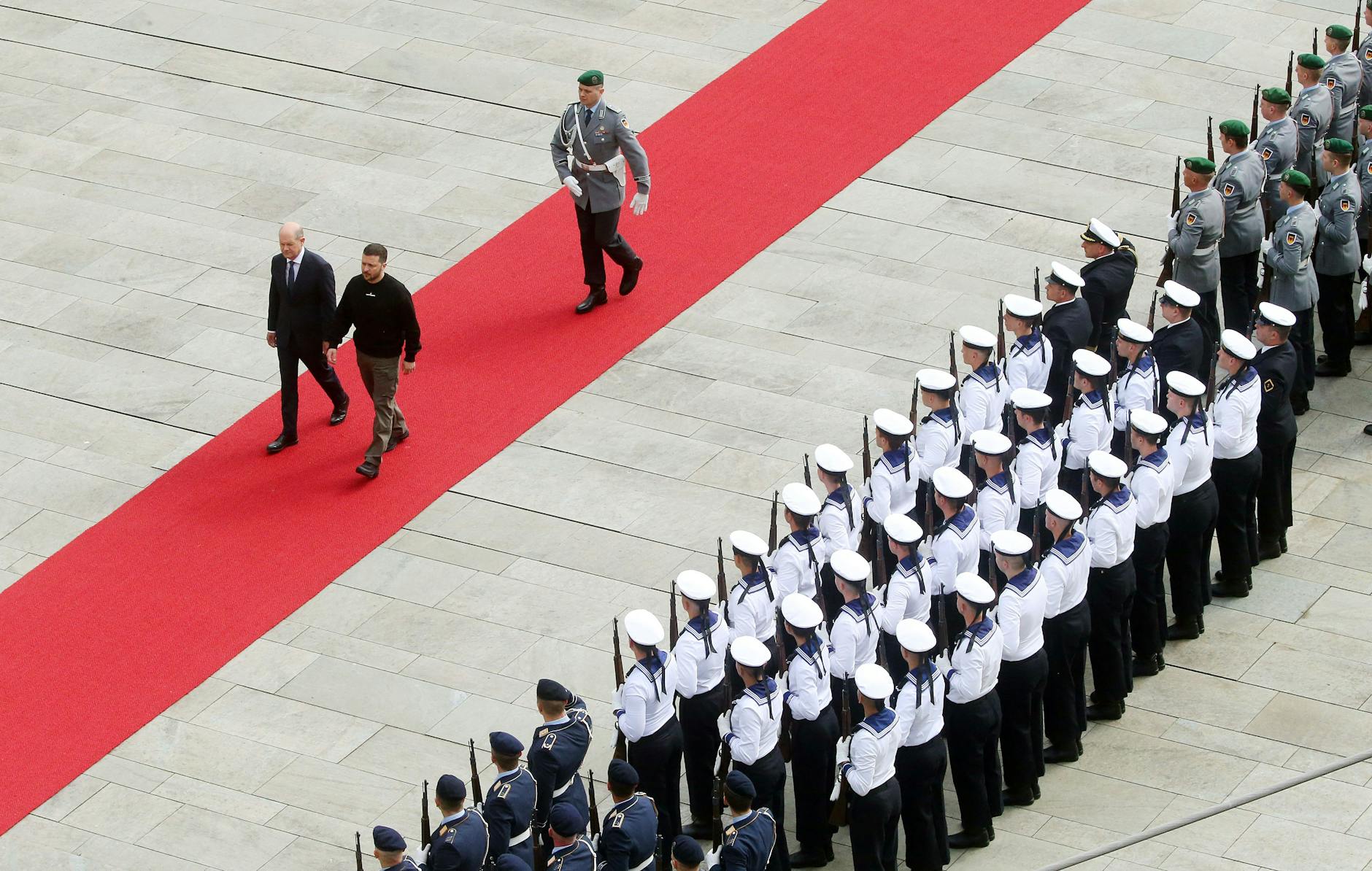 Berlin: Wolodymyr Selenskyj, Präsident der Ukraine, wird von Bundeskanzler Olaf Scholz vor dem Bundeskanzleramt mit militärischen Ehren begrüßt.