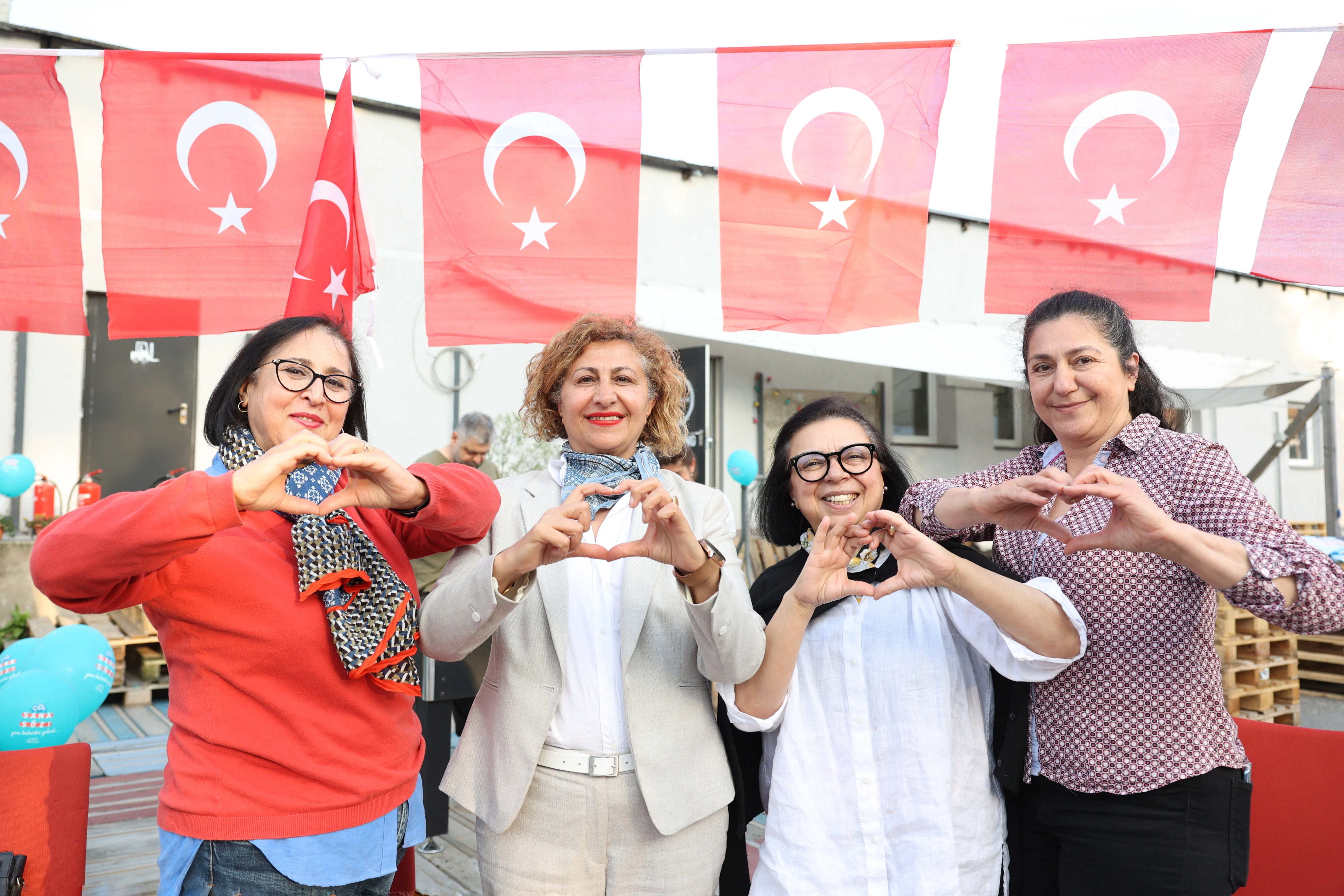 Serpil Çokgüngör, Elif Ay, Nese Meyer und Nurten Polat von der CHP Frauengruppe.
