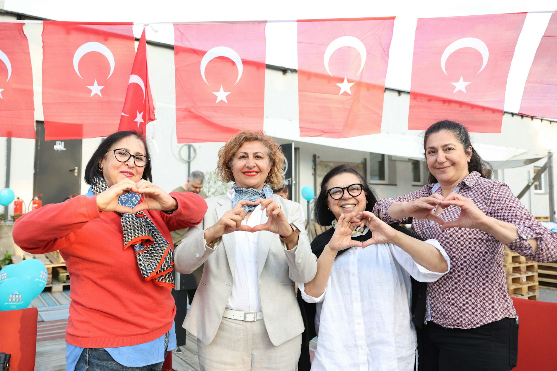 Serpil Çokgüngör, Elif Ay, Nese Meyer und Nurten Polat von der CHP Frauengruppe.