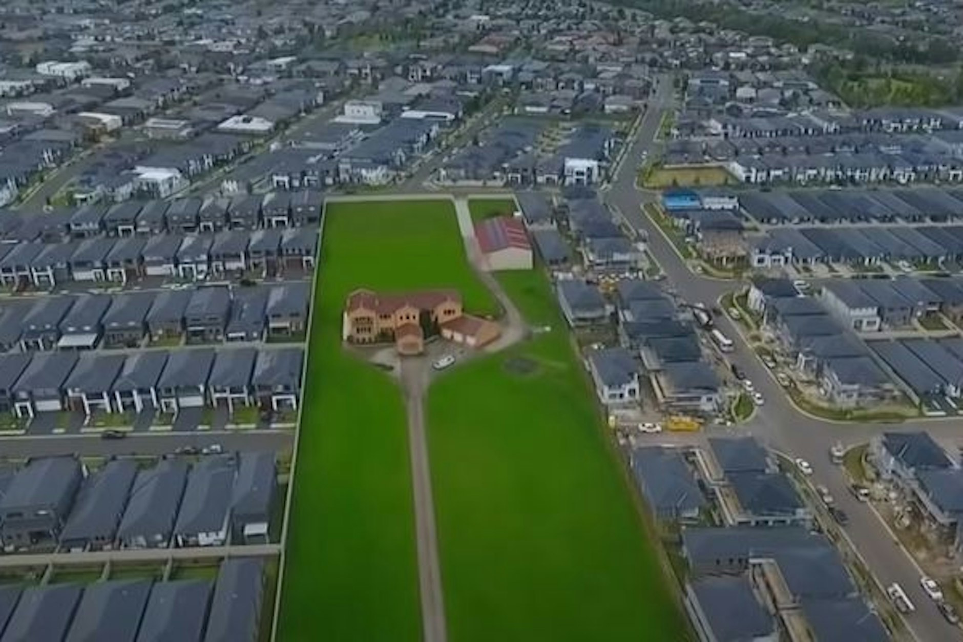 50 Millionen wollte ein Spekulant der Familie Zammit für ihr ländliches Backsteinhaus, mit riesigem Garten und einer 200 Meter langen Hauseinfahrt, zahlen.