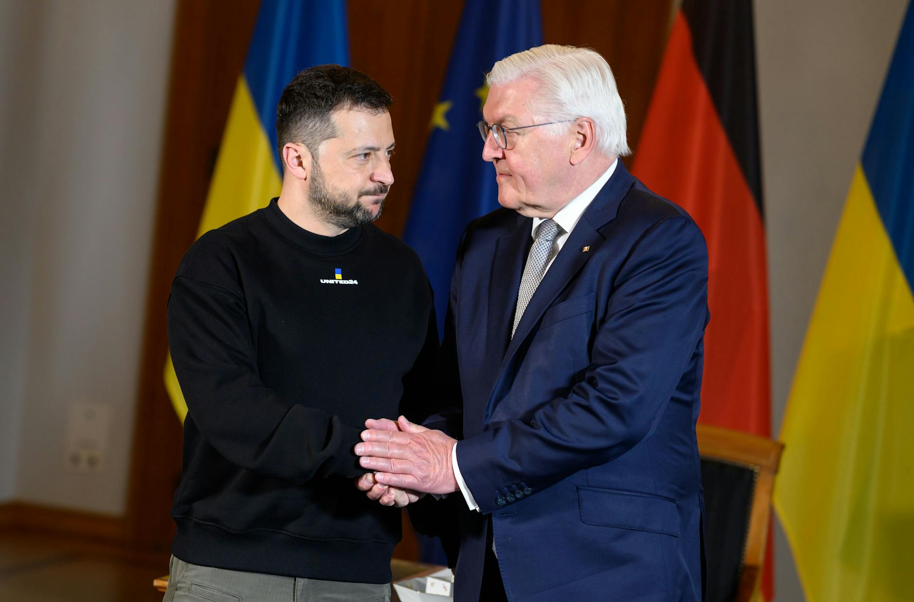 Wolodymyr Selenskyj, Präsident der Ukraine, wird von Bundespräsident Frank-Walter Steinmeier im Schloss Bellevue begrüßt.