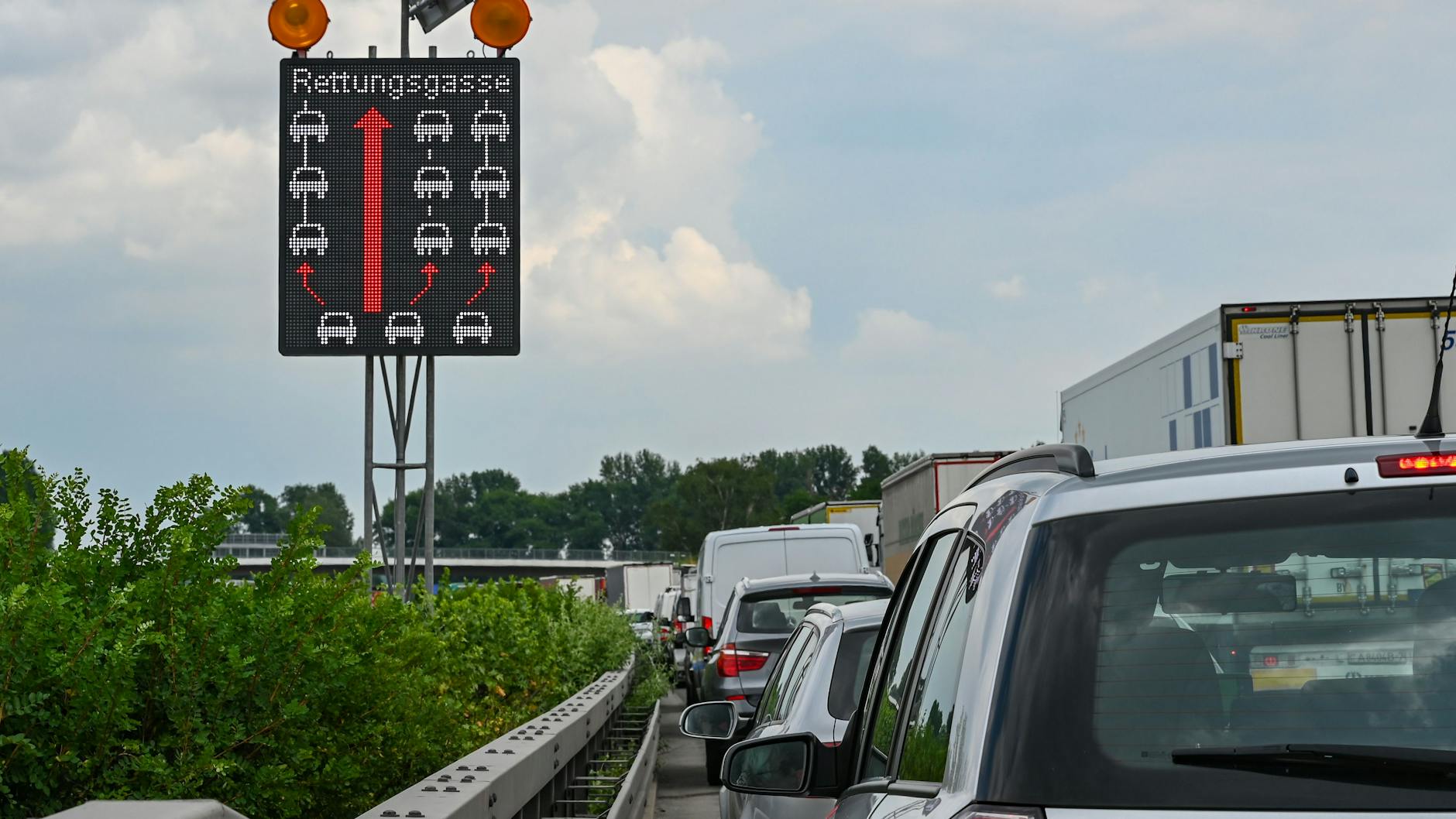Die Rettungsgasse bitte freihalten: Auf dem Berliner Ring dürfte es vor allem am Mittwoch und Sonntag voll werden.