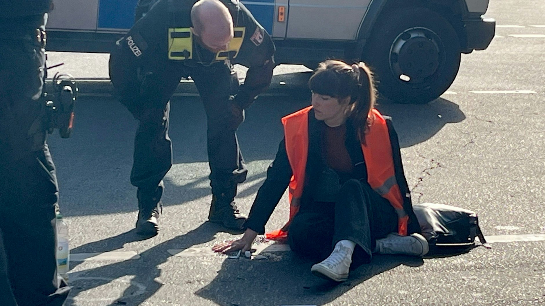 Carla Hinrichs, Klimaaktivisten und Sprecherin der Letzten Generation blockiert zusammen mit weiteren Aktivisten die A100 am Hohenzollerndamm.  