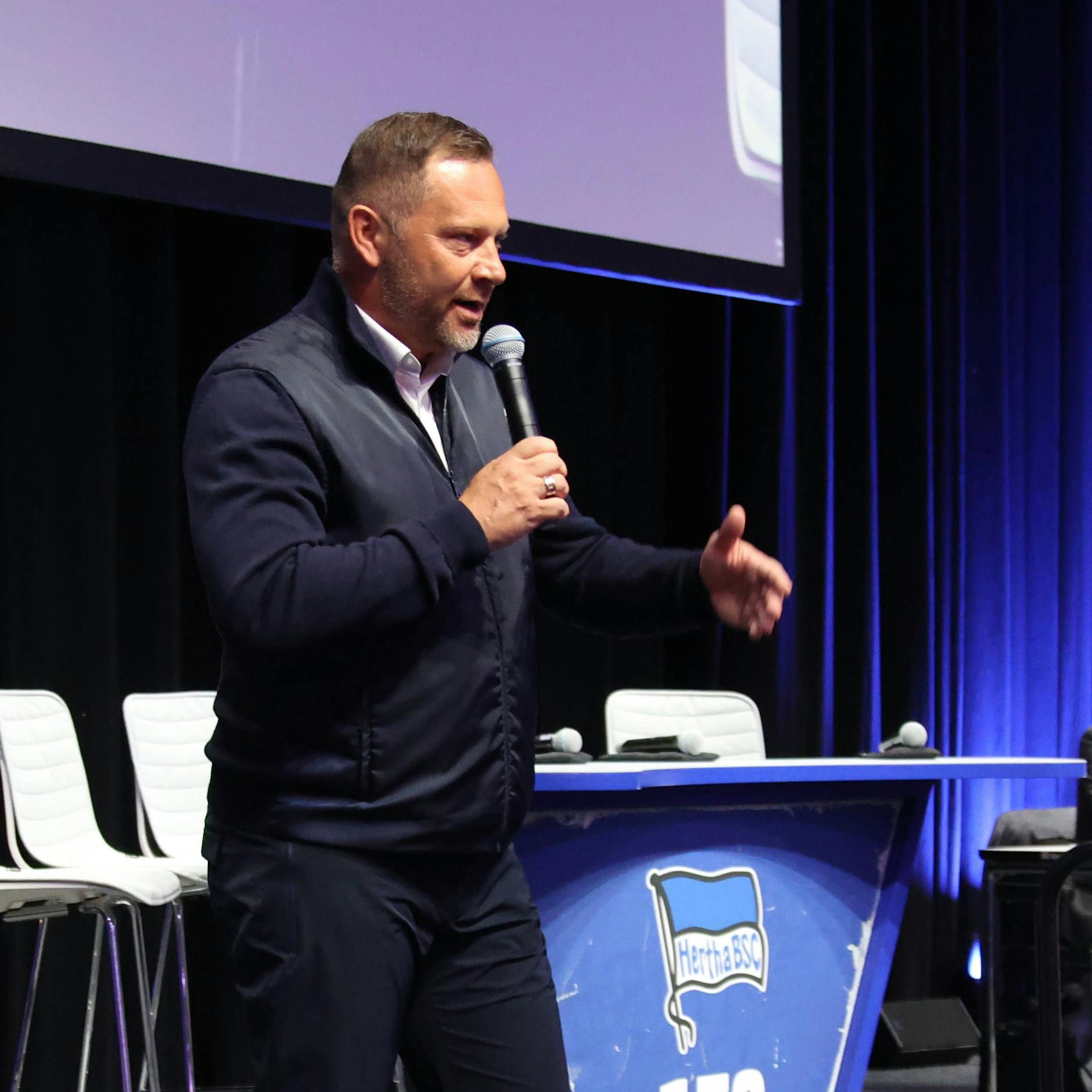 Trainer Pal Dardai hielt am Sonntag bei der Mitgliederversammlung von Hertha BSC eine Rede und bekam von den Fans Applaus.