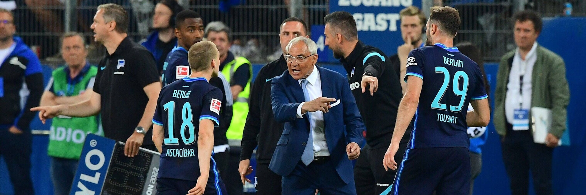 Trainer Felix Magath (69) rettete Hertha BSC 2022 ausgerechnet gegen seinen Hamburger SV in der Relegation vor dem Abstieg.