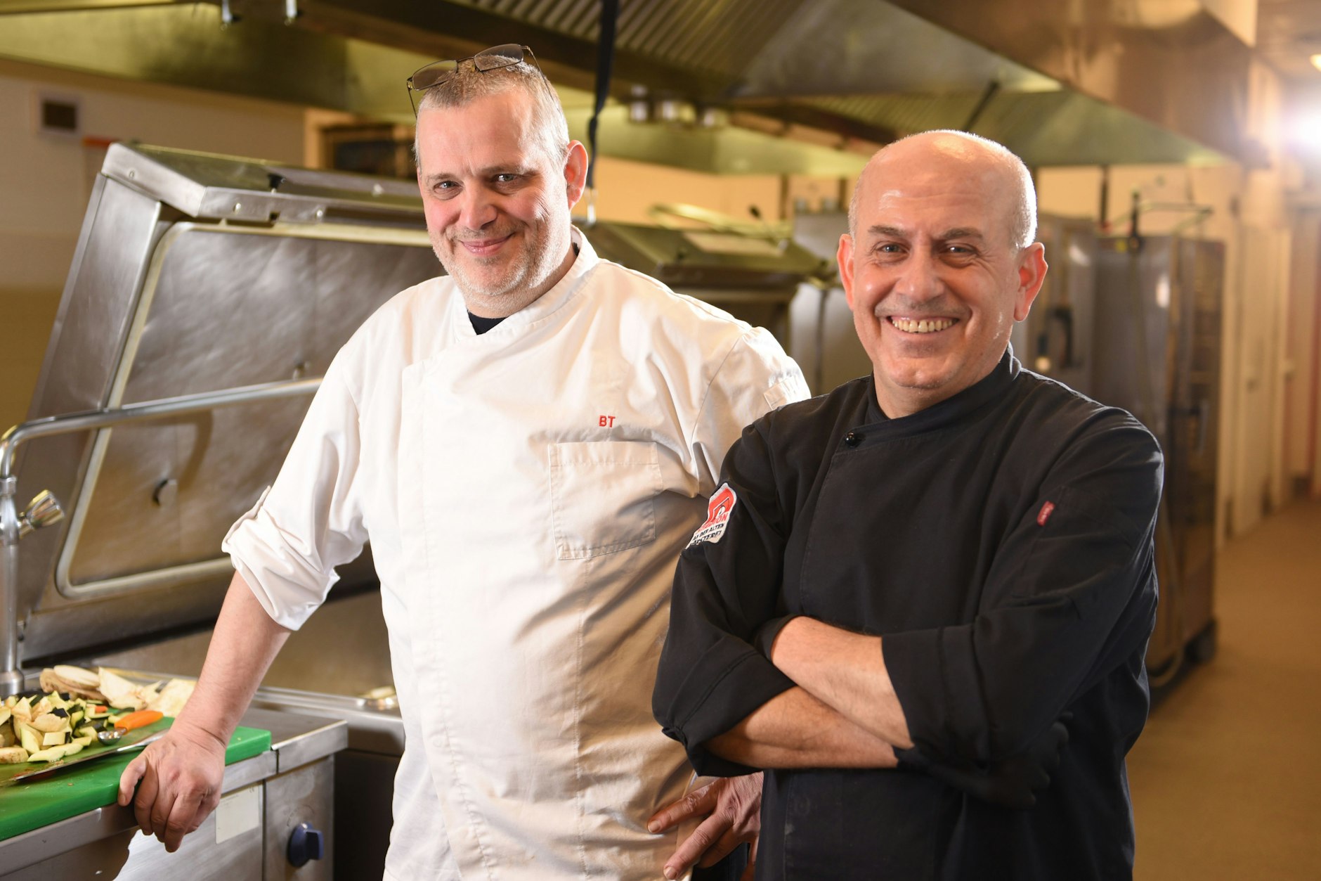 Küchenchef Björn Tesch (l.) und Kamal Srour (r.) sind für die tagtägliche Verköstigung der Union-Familie verantwortlich.