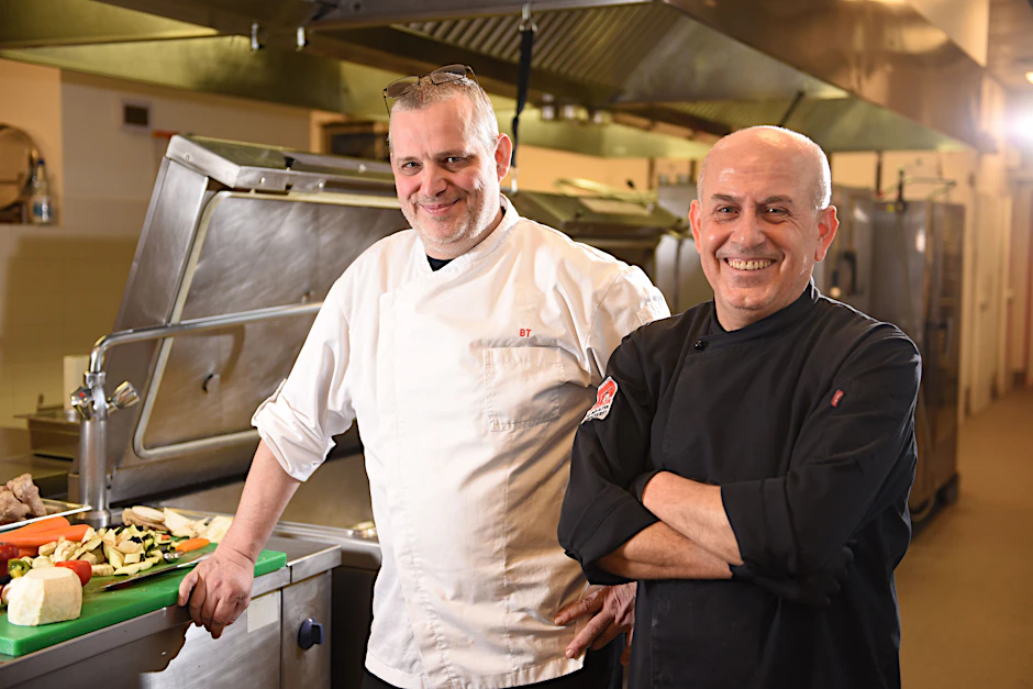 Küchenchef Björn Tesch (l.) und Kamal Srour (r.) sind für die tagtägliche Verköstigung der Union-Familie verantwortlich.