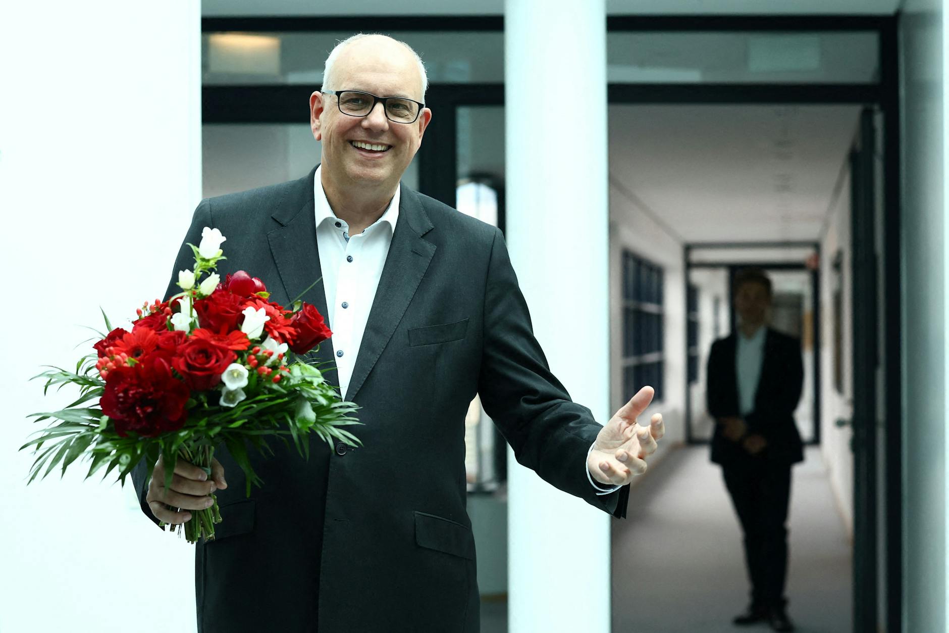 Wahlsieger Andreas Bovenschulte wurde am Montag in der Berliner SPD-Zentrale mit Blumen empfangen.