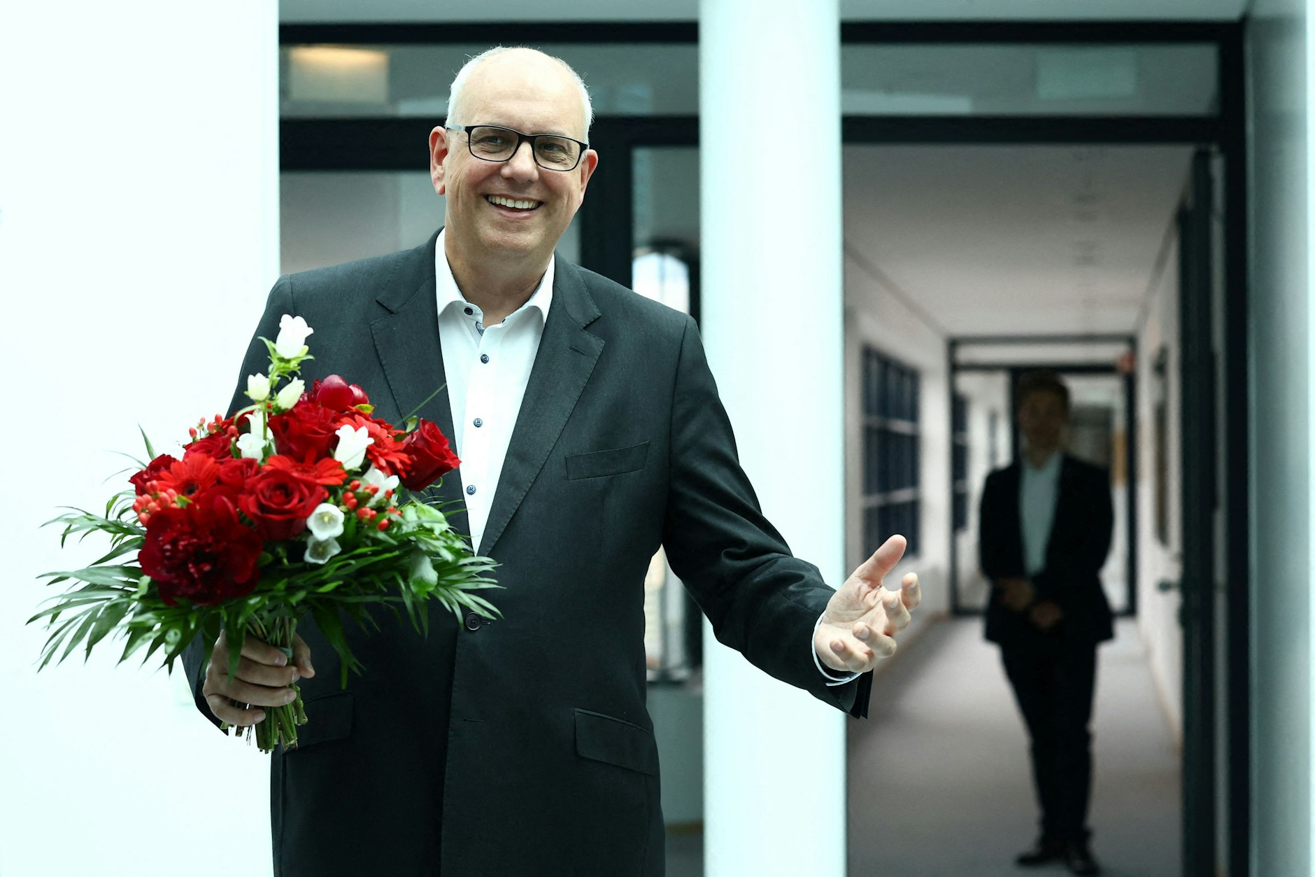 Wahlsieger Andreas Bovenschulte wurde am Montag in der Berliner SPD-Zentrale mit Blumen empfangen. 