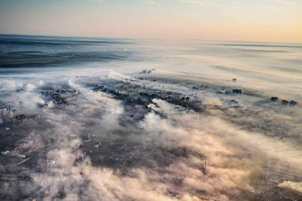 Auf den Bilder sind nur noch Rauch und Ruinen von der einstigen schönen Stadt Bachmut zu sehen.