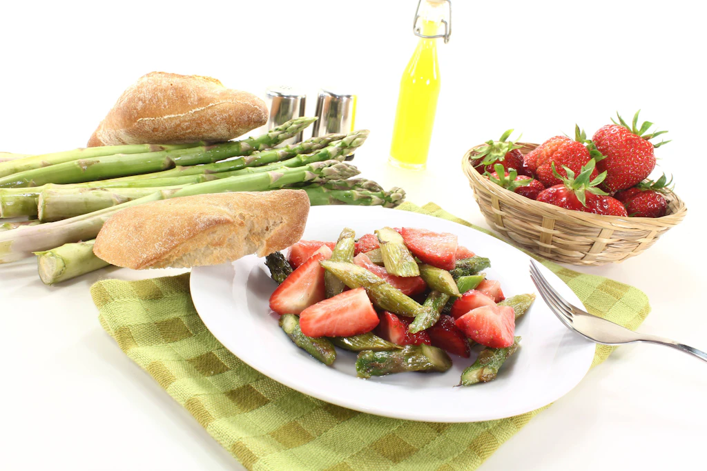 Kalorienarm, gesund, lecker: Spargelsalat mit Erdbeeren – hier das Rezept für das kulinarische Traumpaar des Frühlings!