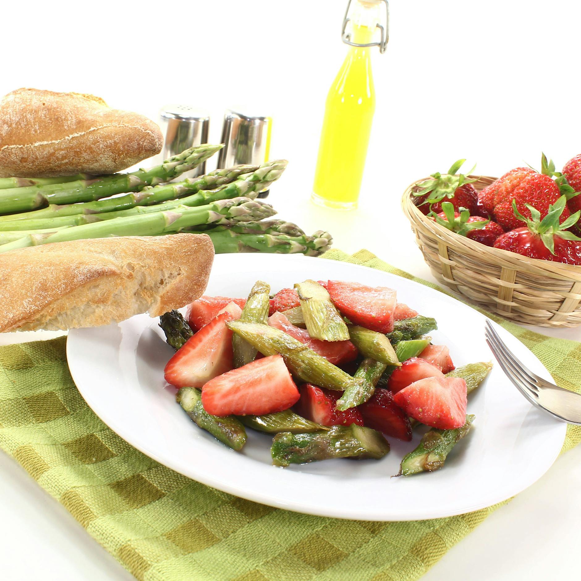 Kalorienarm, gesund, lecker: Spargelsalat mit Erdbeeren – hier das Rezept für das kulinarische Traumpaar des Frühlings!